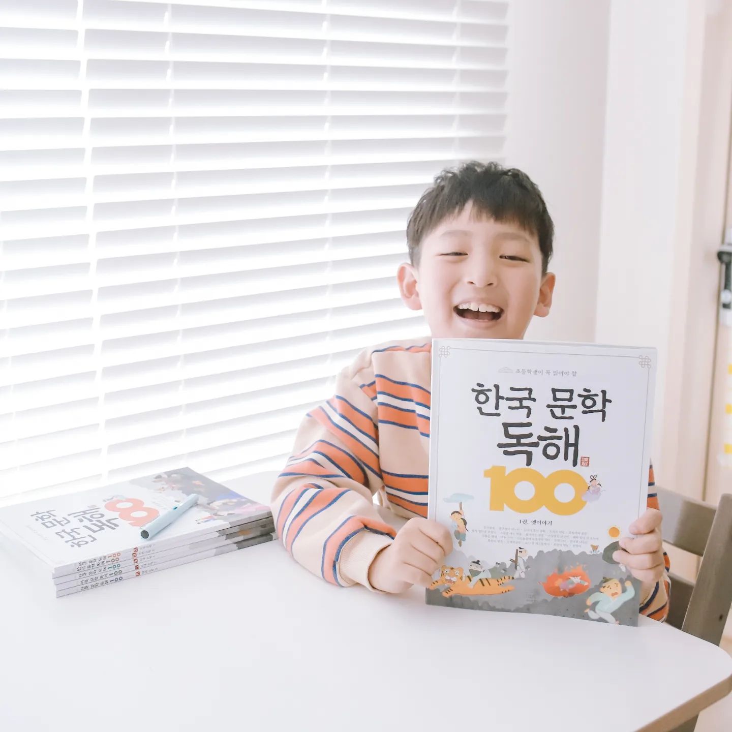 #도서지원 

이번 봄방학동안 우리아들 문해력을 위해서 
#한국문학독해 시작했는데요 
너무 만족스러워 #초등맘 님들께 정보 공유합니다 🙏
 
읽기 습관을 기르고, 문학 작품에 관심을 갖도록 
익숙한 전래동화부터 교과과정 읽기에 필수로 
언급되는 고전, 현대 한국문학 100편으로 구성된 
한국문학독해 100은요~

한 편의 한국문학을 읽고, 
작가와 작품 세계, 등장인물, 배경, 이야기의 구성 등 
문학적 요소를 학습할 수 있도록 되어있는데요 
아이들에게 익숙한 전래동화부터 독해를 시작하니 
아이의 자신감이 하늘을 찌르네요 흐흐흐 
공부는 자신감upupup

거기다 독해력과 어휘력의 향상을 위한 문제 풀이에 
다양한 문학 작품의 배경지식, 한국사 상식까지 wow 

진짜 제대로 찐이구나 싶으실거예요 😳
 <이서윤의 초등생활처방전 365> 이서윤쌤, <스티커 전쟁>  최형미 작가님
그리고 현 고등학교 국어과 교사이신 이후영 선생님의 적극추천한 
이유를 바로 알게될 한국문학독해100!
앞으로도 1일 1독해 신나게 고고고 🙆‍♂️

#한국문학 #초등독해 #이서윤 #최형미 #인물독해 #세계명작독해 #과학용어독해 #사회용어독해 #오발탄 #봄봄 #콩쥐팥쥐 #독해 #전래동화 #소나기 #초등어휘력 #교과연계 #교과연계도서 #세번째행성 #원미동사람들 #춘향전 #선학동나그네 #맘스타 #초3 #초등국어 #초등문학