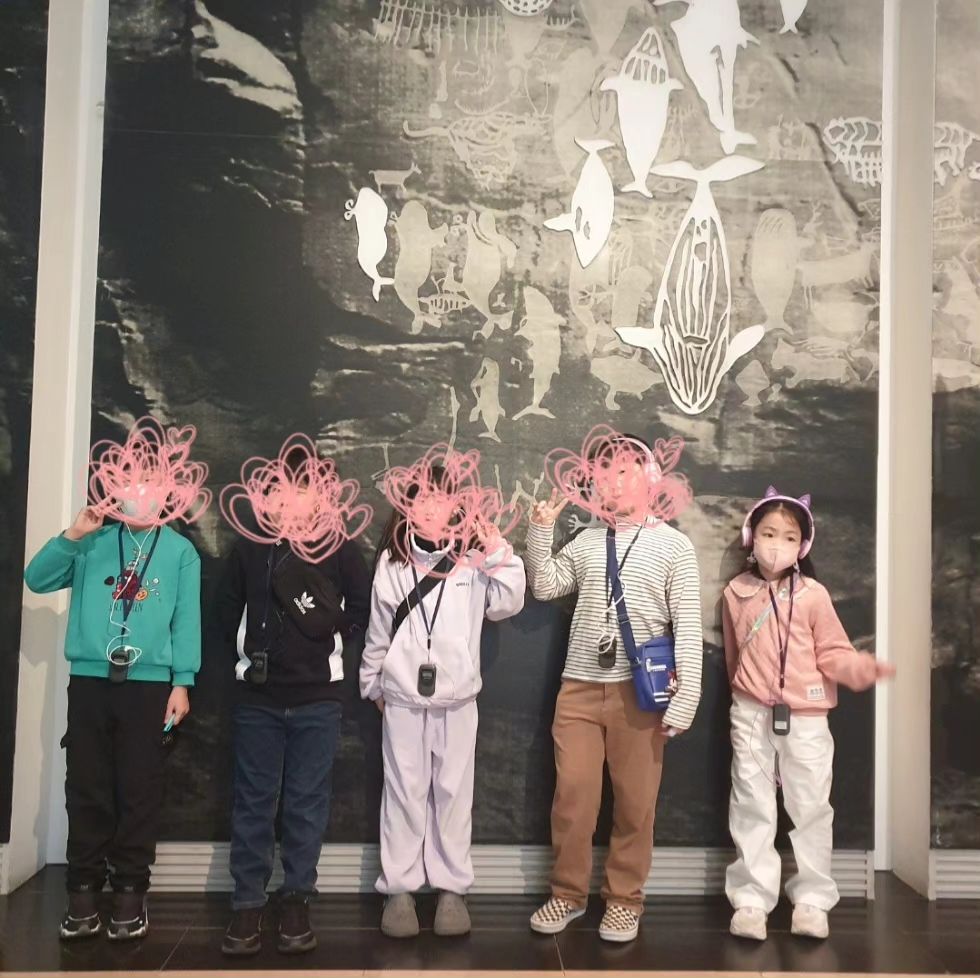 .
기나 긴 두 달의 겨울방학
알차게 보내려고 전부터 예약한
박물관 역사체험
첫 시작은 선사시대부터다

가는 길에 예습자료 읽어보고
120분의 긴 시간동안
부모하고 떨어져서 강사님 따라서
열심히 듣고 메모하고 
다리는 좀 아팠는데 좀 괜찮았다고 한다

카페에 사진까지 찍어서 남겨주셨는데
부끄러워서 다른 곳 쳐다보는 우리 딸
다음은 삼국시대인데 신청해주냐는 말에
또 들어보겠다는 기특한 아이🤍

#초1겨울방학 #초등겨울방학체험 #초등겨울방학특강 #국립중앙박물관 #역사체험 #겨울방학계획 #실천중