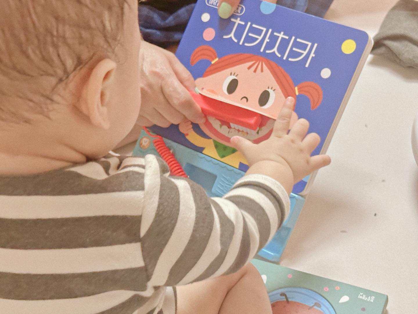 #제품제공 #협찬 

블루래빗첫토이북으로
기본생활습관 기르기! 

아이의 자립심을 기르고
올바른 생활습관을 위해
재미난 책육아를 할 수 있어요! 

치카치카, 똥이퐁당, 냠냠잘먹겠습니다는 블루래빗 대표 지적능력발달을 위한 교구로 유명해요! 

언어능력이 발달하는 시기에
부모가 아이와 함께
생활습관을 길러주는것은
아주 중요해요! 

블루래빗첫토이북으로
즐거운 책육아 추천해요 - ✨