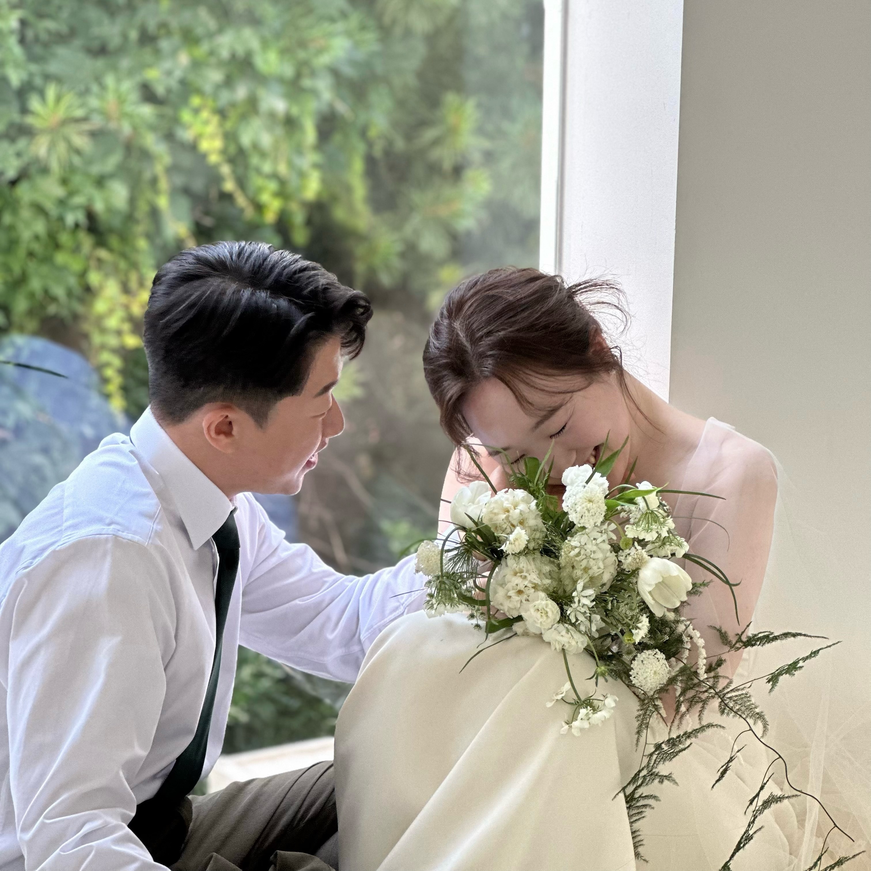 ⠀
주변 지인들의 축복이 끝이 없네 🍀
⠀
우선, 결혼을 결심하고 제일 먼저 구했던 축사, 축가, 그리고 증인.
한큐에 다 구해진 거 실화입니까? 요청 즉시 선뜻 축사/축가/증인들을 맡아준 우리의 은인들(민지언니, 재혁오빠, 수현, 성민오빠)에게도 감사해요 S2
⠀
주변 친구들에 비해 일찍 결혼하는거다 보니 많이 어리숙했는데, 이해해 주는 친구들이 있었고 일찍 간 언니오빠들은 제일인 거마냥 팔 걷어붙이고 도와주셔서 건이와 내 인복을 새삼 실감하게 되었다
⠀
심지어 촬영 날 랜덤으로 배정되는 기사님마저 너무 느좋 기사님이셨다 우리의 짐과 목적지를 보시더니, 단숨에 ”웨딩촬영 가시나봐요~“하시더니 인생SBN이자 결혼SBN으로서 긴장할 필요 없다, 젊어서 예쁘다며 엄청 좋은 말씀만 와다닥 해 주시면서 새벽 5시 30분 긴장감을 풀어주셨다