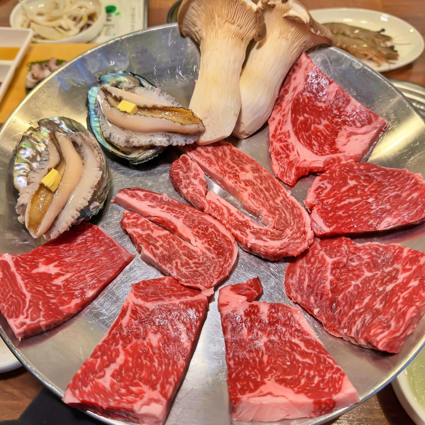 #협찬 #노적봉숯불구이

하단에서 한우 맛집으로 유명한 노적봉숯불구이에 다녀왔습니다! 
한우를 가성비 좋게 먹을 수 있어서 더 유명한 곳이기도 하죠 👍 

저희가 주문한 메뉴는 
A세트 ₩80,000 한우 1+꽃등심 3인분 + 완도산 활전복 2마리
우삼겹된장찌개 ₩5,000

계란찜과 낙지숙회, 콘치즈가 기본찬으로 나오는데 이 반찬(?)으로 소주 한병 클리어 완전 가능 😳 

그리고 뒤이어 숯불과 고기가 나오는데 고기때깔 보이시나요,,🩷 영롱함 그 자체! 

불위에 고기 한점한점 올려주고 뒤집어주면 끝 😎 
사실 사진찍다보니 불위에 오래둔 고기 한점을 먹었는데 이마저도 완전 야들야들함 

역시 꽃등심 ㅠㅠ 역시 한우..🫶 

게다가 버터가 올라간 큼지막한 전복은 야들야들해서 더 맛있는건 안비밀이구요! 
새우2마리 서비스로 챙겨주셔서 새우까지 맛있게 냠냠 🦐

그리고 고기먹고 된찌는 못참죠! 
된찌에는 차돌박이랑 꽃게가 들어가서 엄청 찐하고 맛있었어요! 

가족모임이나 커플들 한끼하기에도 너무 좋은데 매장이 넓고 파티션으로 단체석을 구분하여서 단체모임으로도 많이들 오시더라구요! 
회식장소나 단체모임장소로도 너무 좋은 노적봉숯불구이 하단본점으로 gogo 〰️ 

▪️부산 사하구 낙동남로 1366-3
▪️화 - 토 11:30 - 22:20 / 일 11:30 - 21:00 / 월 11:30 - 22:00 
B.T 14:30 - 16:00 
▪️매장 앞 주차가능
