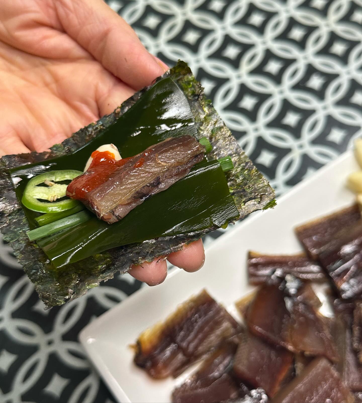 #협찬 #nongsa_jiium 

🐟저는 과메이 첫 입문자로서 호기심반 걱정반으로 먹어보게 되었는데요 첫 입 먹어보니 포항 구룡포 바닷바람으로 말린 과메기로 구수한향과 기름진맛이 저에게는 완전 호 였습니다 지금은 술을 못 마시는 상황이라 아쉽게 안주로 못 먹은게 너무 아쉬웠네요 김과 배추랑 같이 먹어도 맛있고 저에게 베스트 조합은 파래김과 고추와 초고추장이랑 먹으니 최고의 조합이였습니다 
겨울철에 꼭 먹어야하는 과메기 농사지음은 로컬보다 신선하고 마트보다 저렴하게 온라인으로 구매 할 수 있어서 너무 좋은것 같다는 생각을 했습니다

#농사지음 #과메기 #꽁치 #청어 #꽁치과메기 #청어과메기