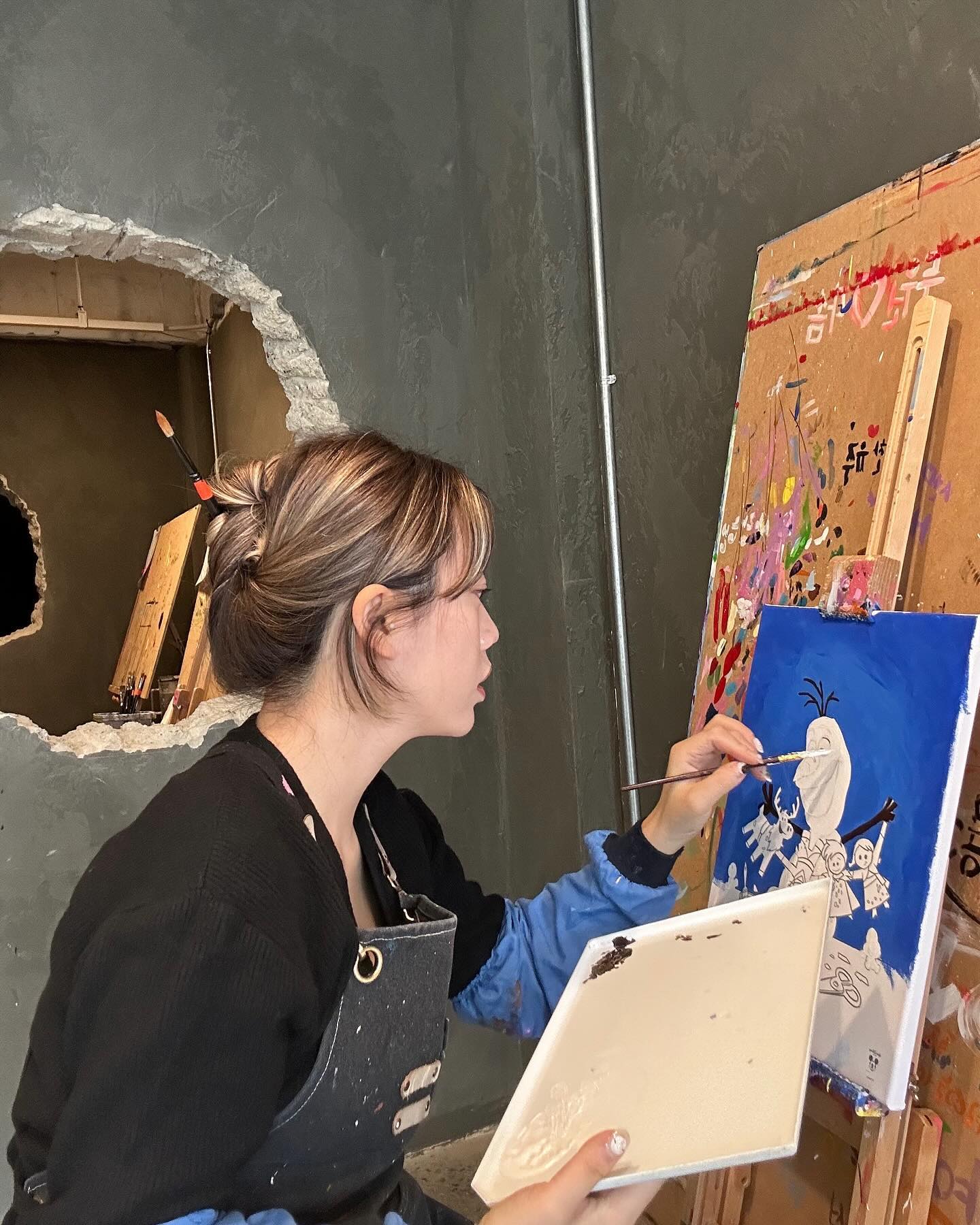 언제인지 기억도 안 날 정도로 오래된 나만의 취미생활🎨
시작 할때는 이렇게 오래 걸릴거라 생각을 못했는데 
4시간이나 걸려 완성한 나의 올라프⛄️
너무 힘들었지만 이런 시간 나에게 너무 소중했다🩵

#청주 #성수미술관