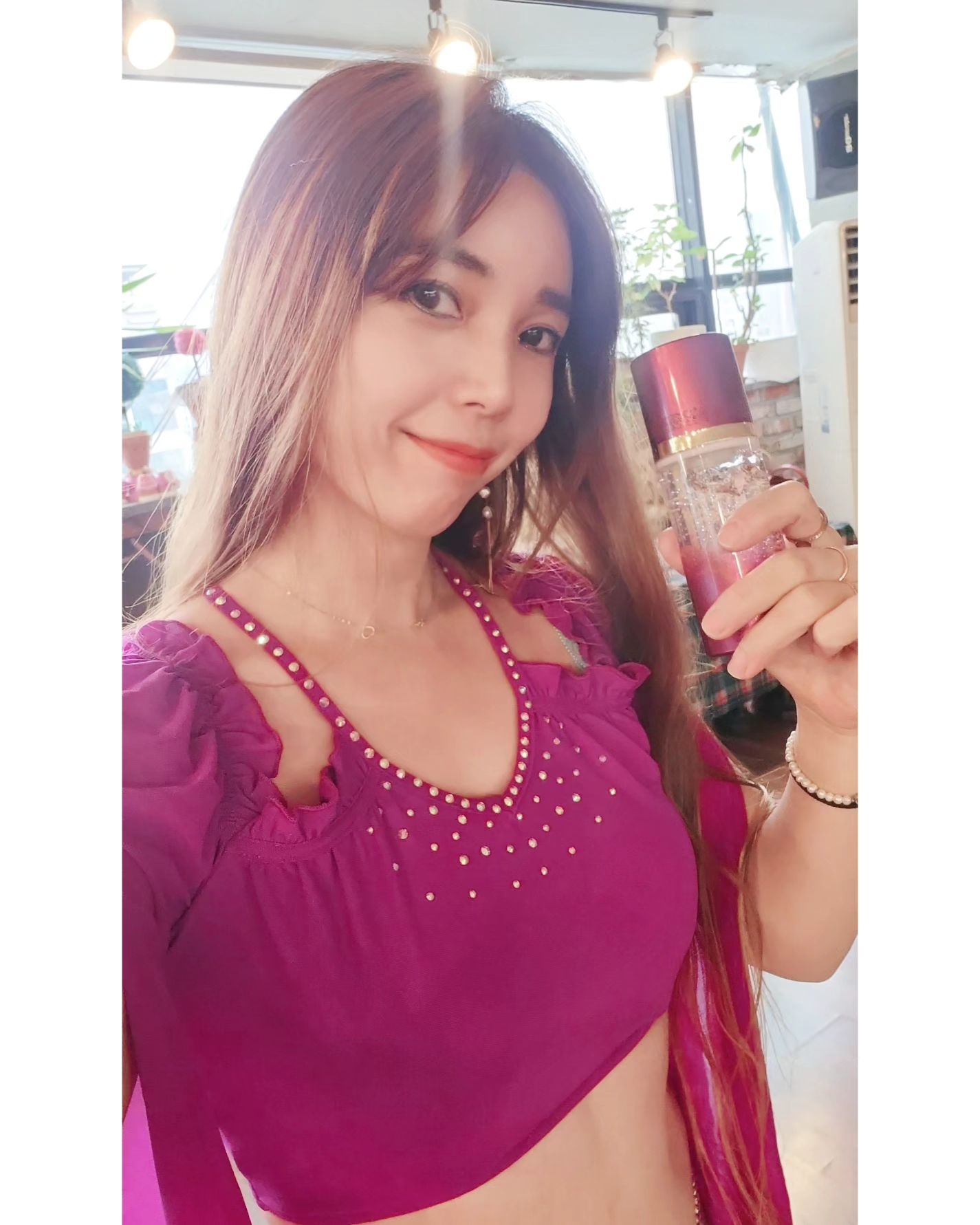 #협찬 생그린 비단자수 스킨겔 

생그린,#생그린비단자수스킨겔#,SAENGGREEN,#트러블케어,#겨울철수분관리,#여드름화장품,#스킨추천,#피부진정,#스킨케어,#기초추천,#겨울필수템,#민감성피부화장품

생그린 비단자수 스킨겔은 
5가지 뽕나무 추출물을 혼합하여 피부에 수분 공급, 항산화 작용, 피부 탄력 공급에 도움을 주며, 건강한 빛을 되돌려주는데 도움을 줍니다♡♡♡
상생기보단 함유로 기의 근절을 막고 원활한 순환으로 피부에 생기와 맑은 기운을 전달해주는데 도움을 주어 꾸준히
바르면 피부에 빛이 나고 탱글탱글 해지는 것 같아요♡
황금 누에고치 함유로 피부에 천연 보호막을 생성해주며, 부족한 영양을 공급해준다고 합니다
한방메커니즘을 통하여 피부 재구축, 순환, 보강을 통하여 피부에 새로운 에너지를 공급하는데 도움을 주어
너무 만족스럽게 쓰고 있어요
곧 설명절이 다가오는데 부모님 효도 선물로도
완전 강추합니다
거기에 금가루까지 들어있어 피부영양공급에
정말 좋겠죠♡♡

업체 계정 : 업체 인스타 계정|saenggreen.official,제품 참조 링크|https://www.saenggreen.com/product/detail1-1.html?product_no=142&cate_no=105&display_group=1