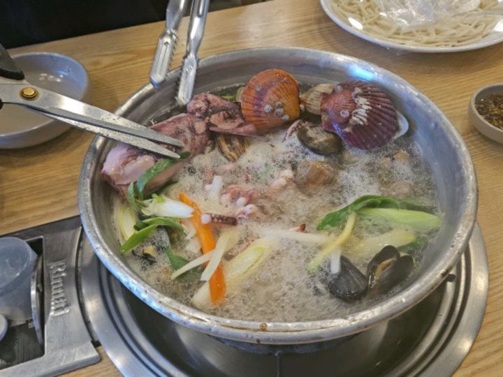 #협찬 🥣통큰칼국수 송도점🥣

송도에 해물 듬뿍 들어간 맛도리 칼국수집!

비오는 날 날이 추워진 요즘 칼국수가 빠질수 없지!

대표 메뉴 : 해물 칼국수 (면 수제비 교환 가능)
-  이 수제비가 진짜 어마어마하게 미쳤음 감자수제비로 비닐채로 나와 직접 잘라 먹는 형식인데 강원도 감자옹심이 맛집만큼 맛있었음
감탄하면서 먹기 오랜만!

👉통큰칼국수 맛있게 먹는 법

- 육수가 끓기 시작하면 오징어 먼저 잘라 먹기
- 불은 꼭! 약불로 줄인 후 해물을 모두 건져 먹기(칼국수 먹고싶어서 쪼꼬미 조개들은 남김)
- 다시 강불로 올린 후 칼국수 면 넣고 끓이기 (8-10분 정도 소요)
- 불을 끈 후 맛있게 먹기 (불 조절 중요!)

🫠Tip :  면 넣고 청양고추, 절임고추 , 후추 취향껏 넣어먹으면 더 맛도리💕

캐리어에 넣고 애견동반 가능한 곳이라 반려인으로써 너무 좋았음🐶

📌 영업시간 10:00~22:00 (연중무휴)
📌 인천 연수구 테크노파크로 111번길 8 1층 통큰칼국수

#인천대입구역맛집 #송도칼국수 #송도칼국수맛집 #인천대입구역칼국수 #인천송도칼국수 #인천송도칼국수맛집 #송도애견동반 #통큰칼국수