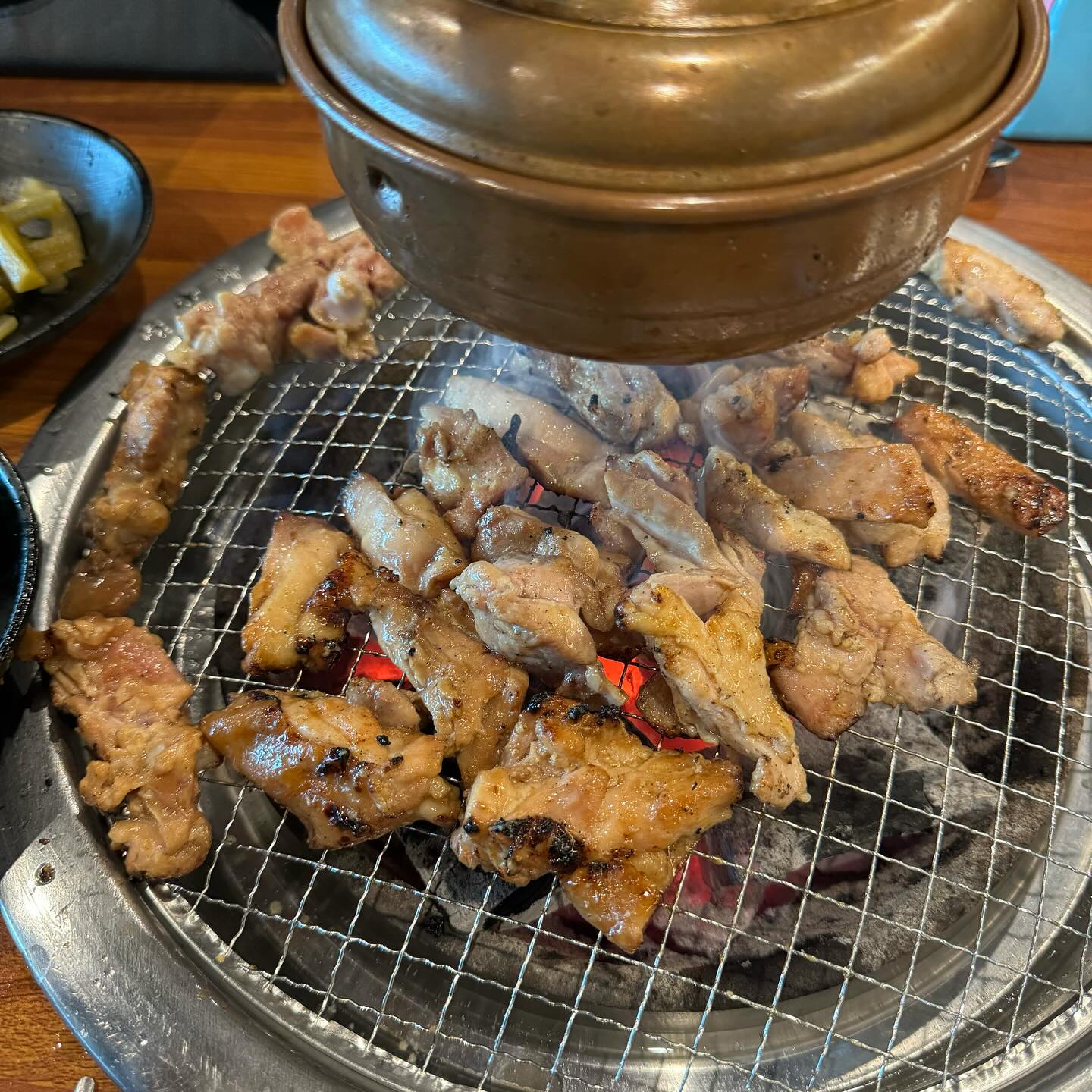 #협찬
순천 무한리필중에 맛있기로 소문난 곳인데다 가게 내부가 엄청 넓어가지고 단체로 오기에도 너무 좋은곳 추천 !! 외부홀과 내부홀을 합쳐서 
150명이상도 거뜬히 들어갈수있는곳이라 단체 모임 하기에 너무 좋음❤️
냉장으로 신선한 고기상태와 닭다리살 닭구이 , 똥집 , 닭발 , 닭목살 등 
특수부위랑 치킨 , 라면 , 떡볶이 , 스프에 음료까지 ~~ 
무한으로 즐길수 있어서 너무 좋아요 🫶