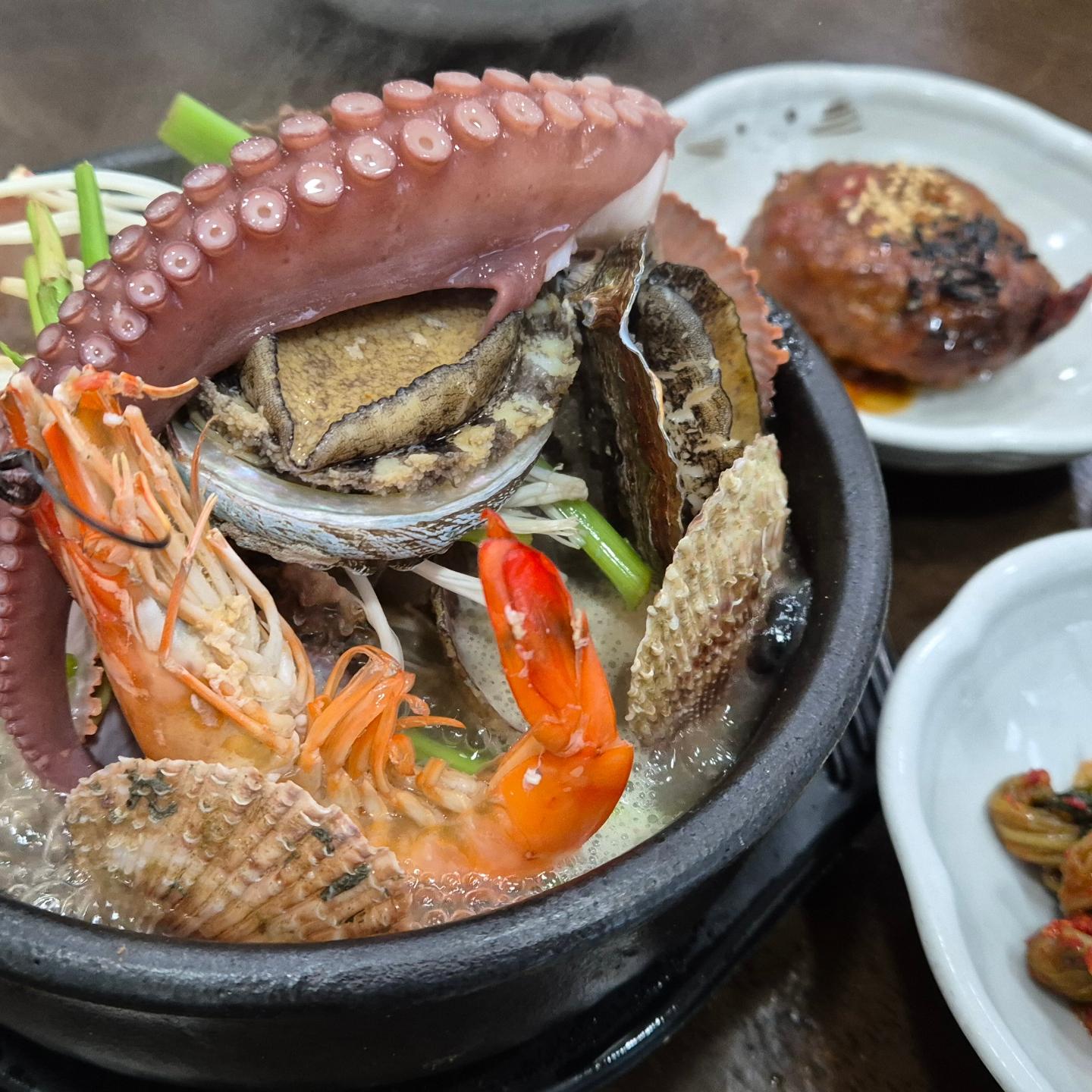 해물뚝배기. 함박스테이크. 정갈한 반찬까지! 
깔끔하고 맛있는 식사 가능.
#거제벨버디어맛집 #미촌 #맛스타그램