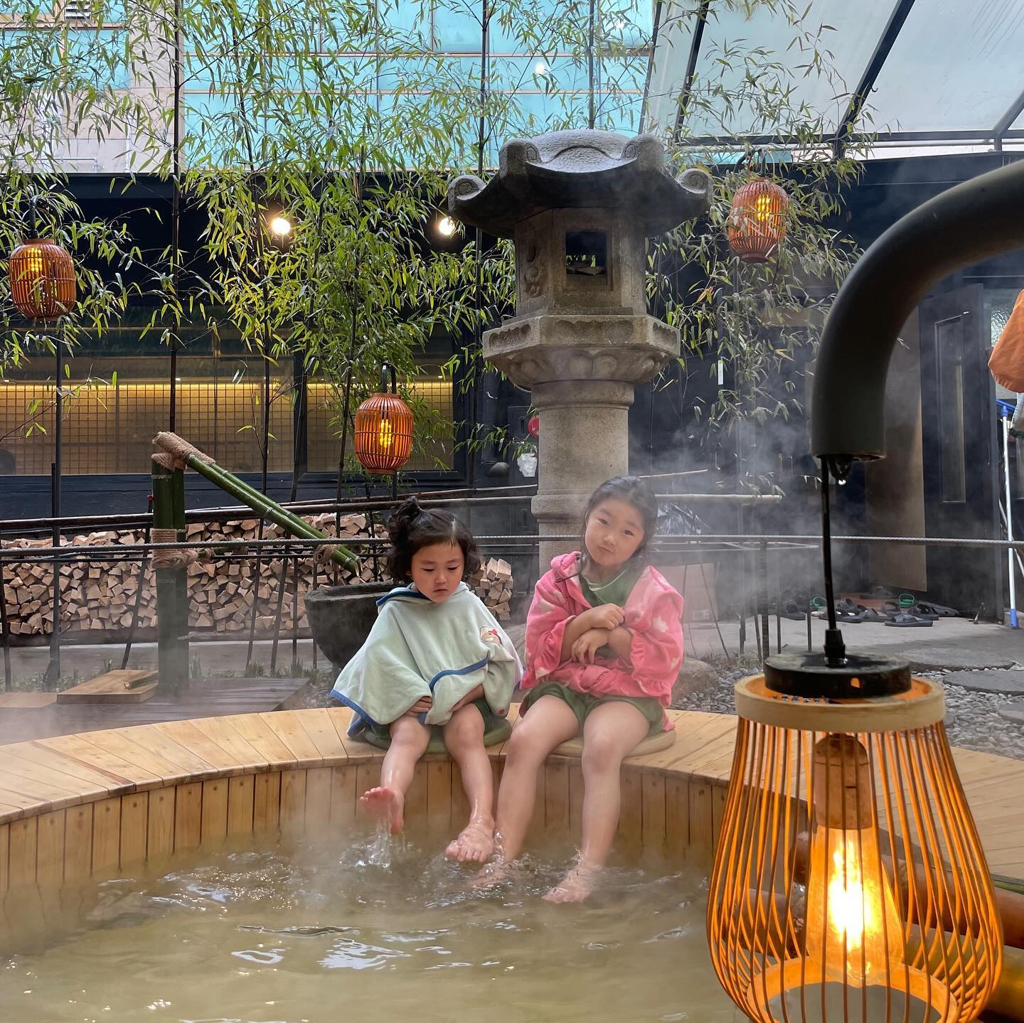 라엘 시온, #군불로 ♨ :-) 

-

오랜만에 간 찜질방,
몸도 마음도 뜨끈하게 잘 즐기다 왔네😎
사진보니 또 가서 온전히 즐기고 싶...ㅋㅋㅋ

이제 정말 꽃피는 봄이네요,
너무 따숩💛 

,