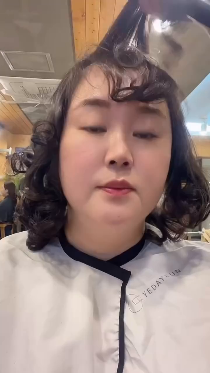 스타일리스트 사진을 보여주면서
빌드펌은 이렇게 나올꺼예요 라고 말해준
.
예다연 삼산점 지아 수석디자이너
.
개깜놀 !! 보여준 사진이랑 머리랑 복사붙여넣기!!
어쩜 이렇게 손재주가 좋으신거지??
.
자연스러운 #빌드펌 아주잘하는 그녀 
상세한 리뷰는 블로그에 써둘깨요 
.
.
📍예다연 삼산점 지아수석디자이너
📍울산 남구 삼산중로74번길 20 2,3F 예다연탑헤어 삼산점
📍네이버 예약추천
.
.
#울산삼산미용실  #울산삼산동미용실 #울산예다연삼산점 
#빌드펌 #예다연삼산미용실 #지아디자이너