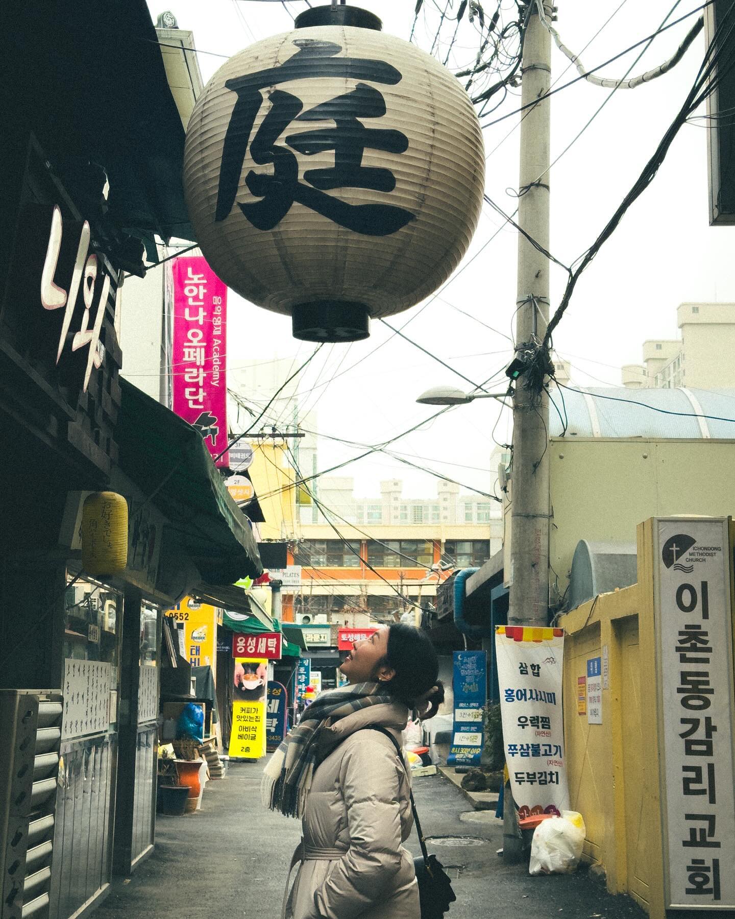 이촌동 중앙시장 감성📸

✔️이촌동 중앙시장
➖이촌역(4호선) 코앞으로, 국립중앙박물관 가면서 들르기 좋은 코스
➖시장 안쪽 맛집들이 많으니 밥먹으러 들르기 딱!
➖태국요리집 ‘르번미’ 강추 (웨이팅 필수🥲)
➖서울에 이런 감성이?! 구경하고 사진찍기도 좋은 곳

photo by lumpenfolder 

#서울데이트코스 #서울가볼만한곳 #서울사진 #서울사진찍기좋은곳 #이촌 #이촌동 #이촌동중앙시장 #이촌국립중앙박물관 #국립중앙박물관 #이촌가볼만한곳 #용산가볼만한곳 #이촌시장 #르번미