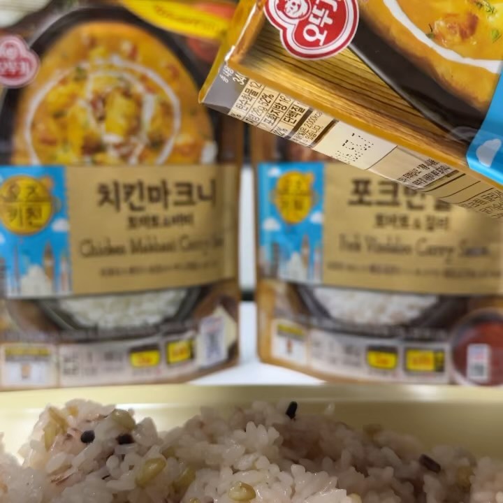 #제품협찬 🏷️일요일은 오뚜기 카레 먹는날

안녕하세요 라꾸입니다
제가 일요일은 오뚜기 카레먹는날 아시죠❓
오뚜기카레구독 체험단의 마지막 제품으로 
오즈키친 월드퀴진 제품 2종을 만나봤어요🏁

-

✅오즈키친 월드퀴진 치킨마크니
국내산 닭가슴살이라서 부담없이 먹을수 있고
버터가 들어가있어서 부드러움이 최고인 인도식 카레에요🥘
토마토도 들어가 있어서 느끼하지 않으면서 
상큼하면서도 부드러운게..🥹
말로 표현할수 없어서 직접 꼭 드셔보셔야해요
저는 치킨마크니와 잘어울리게 
닭가슴살 소시지도 토핑으로 얹어 먹었어요👍🏻

✅오즈키친 월드퀴진 포크빈달루
큼직한 돼지고기와 매운 칠리소스의 조합이 
환상적인 매운맛의 카레에요🍛
오뚜기 카레중에 가장 매운맛인데 맵찔이인 저두 
돼지고기와 칠리소스의 조합은 못참죠🤣
치킨마크니가 부드러운 카레였다면 
그와 상반되는 매운맛이라서 맵부심있으면 도전 추천드려요✨

-

✅오뚜기 카레는 오뚜기몰에서 구매하실 수 있어요
다양한 오뚜기카레 제품을 만나보세요 : )

👉🏻
ottogi_daily

-
-

#일요일은오뚜기카레 #오뚜기카레 #카레레시피 #세계카레 #치킨마크니 #포크빈달루 #우먼테이블