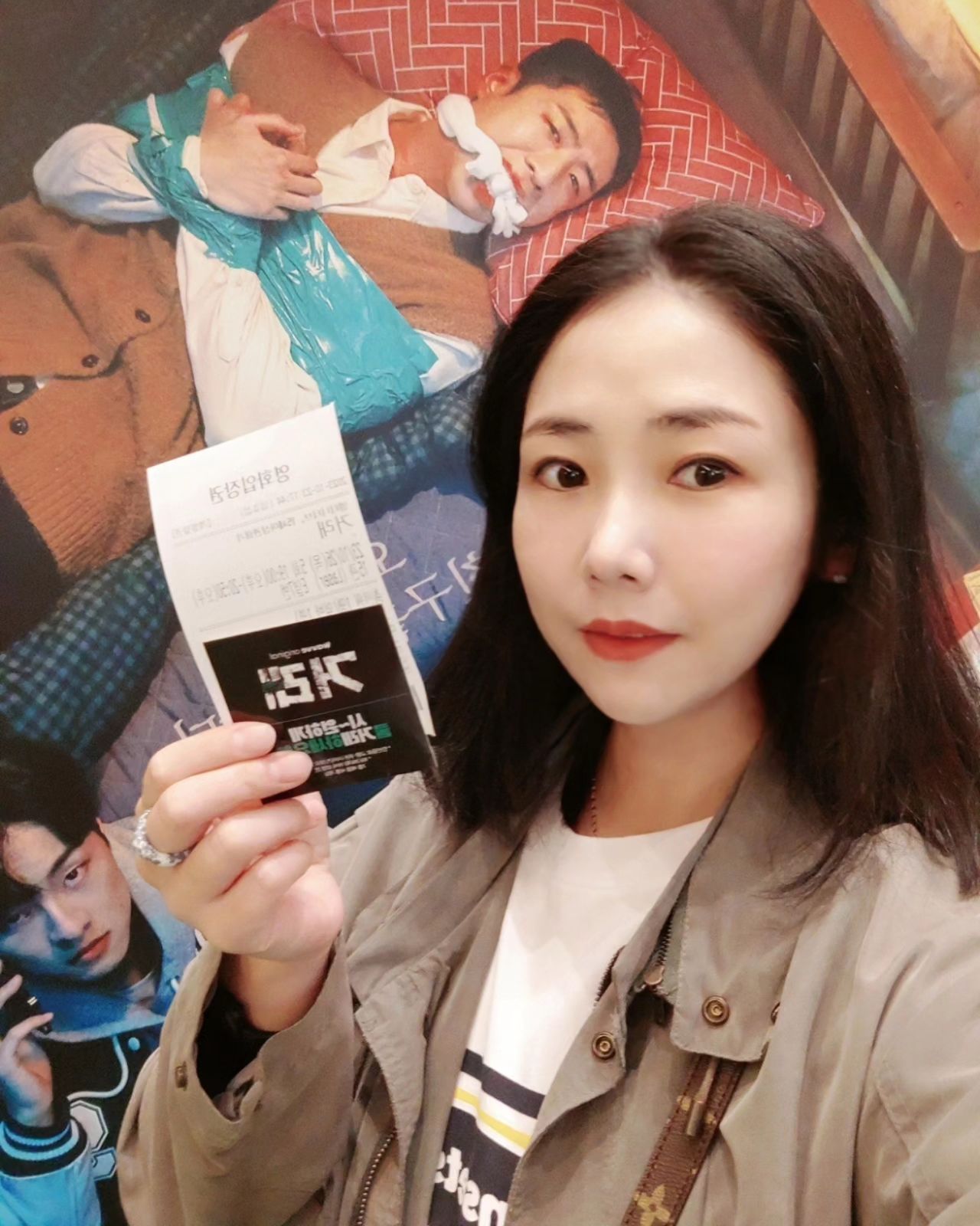 #광고
#웨이브오리지널 드라마 #거래

다함께 쿨'거래' 최종화 상영회 📽️

두근두근 긴장감 가득! 80분 순ㅡ삭!
집에서 볼 때도 넘넘 재밌었는데
큰 스크린으로 보니까 진짜 대박입니다🤩

민우 어떻게 될지 제일 궁금했는데
드디어 속 시원.. 🤭
지~~인~짜! 기대해도 좋아요!

결말 진짜 짜릿 그 자체⚡
진짜 끝까지 긴장을 놓을 수 없었음ㅋㅋㅋㅋ 정주행 강추해요!💯
무엇보다 유승호X김동휘X유수빈 케미 최고👍👍
 
 
➡️ 지금 웨이브 구독하면 첫 달 100원에 볼 수 있어요!
무조건 【거래】 정주행 하고,
연인, 오늘도 사랑스럽게 등 다른 드라마도 Gogo~

100억 납치 스릴러 <거래>
1-6회 웨이브 절찬 스트리밍 중!
JUST DIVE Wavve!

#웨이브 #Wavve #유승호 #김동휘 #유수빈 #이주영 #요즘은웨이브봄 #웨이브오리지널드라마 #드라마추천 #웨이브추천 #소셜라우더 #20231026목 #혜수영화 #드라마 #추천드라마 #cgv용산아이파크몰
