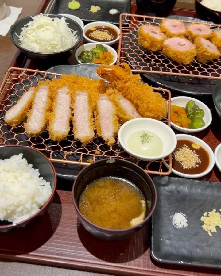 #협찬 #정돈성수점

솔직히 정돈 모르는 사람 있나요? 정돈이 정돈했다!!
돈까스 처돌이 친구가 제일 좋아하는 돈까스집인데 역시 맛잘알 추천은 짱이네요👍👍

등심안심새우카츠 다 미챴습니다 고기 육즙 무슨일이며, 부드러움까지.. 제가 밥 느리게 먹는편이라 마지막엔 고기가 좀 식었는데 잡냄새 기름냄새 하나 안나고 식었는대도 부드러웠어요.. 배부른 와중에도 맛있던..

심지어 밑빈찬인 양배추, 갓김치(?), 채소볶음 등 하나하나 다 맛있어서 놀랐어요. 그냥 밑반찬이랑 밥만 먹어도 맛있다.. 정돈은 진짜 그냥 돈가스 집이 아닌 것 같어요.. 이런 퀄리티의 밥을 이렇게 쉽게 먹을 수 있다는 것에 감사했습니다🥰🥰🥰

저 정말 진지합니다. 정돈 왜 안가? 웨이팅 있더라도 2시간은 기다릴 수 있는 맛.. 양도 왕많아요.. 꼭 가요.. 정돈 다 직영점으로 운영되던데 회사 더 커져서 우리 집앞에도 내줘요..꼭♥️

 #성수동돈까스 #성수돈까스 #서울숲맛집 #서울숲돈까스 #성수데이트 #성수핫플 #성수맛집 #돈까스맛집 #돈까스 #안심돈까스 #등심돈까스 #먹스타그램 #저녁