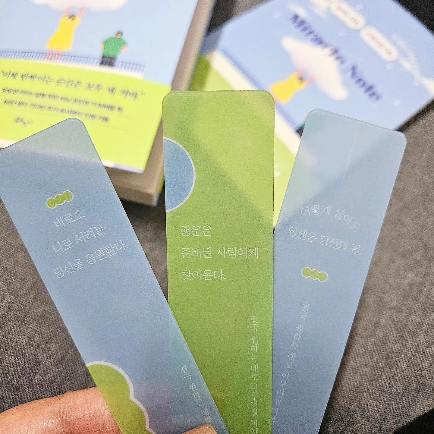 #제작비지원
잘풀리는 인생을 발견하는법
2024년 꼭 읽어야 하는 책
'결국 원하는대로 이루어질거야'를
강추합니다

15만부 베스트셀러
'잘될 수밖에 없는 너에게' 이후 
2년만의 신작 #최서영 작가님의
두번째 에세이랍니다

안현모, 여수언니, 이지영(정리왕), 오은환, 희렌최님의
강력추천사도 담겨 있어요

#미라클노트 작성하며
잘풀릴수 밖에 없게 올해 지내보자구요

나에게 좋은 것을 선택하고,
나를 좋은 곳에 데려가고,
좋은 사람들과 만나게 해주자.
귀한 손님을 대하듯이
스스로를 대접해주는 태도를 가지자.
-결국 원하는대로 이루어질거야 중

  #결국원하는대로이루어질거야 #최서영 #에세이 #에세이추천 #자기계발 #베스트셀러 
#책스타그램 #북스타그램 #잘될수밖에없는너에게
#자기계발서 #책추천