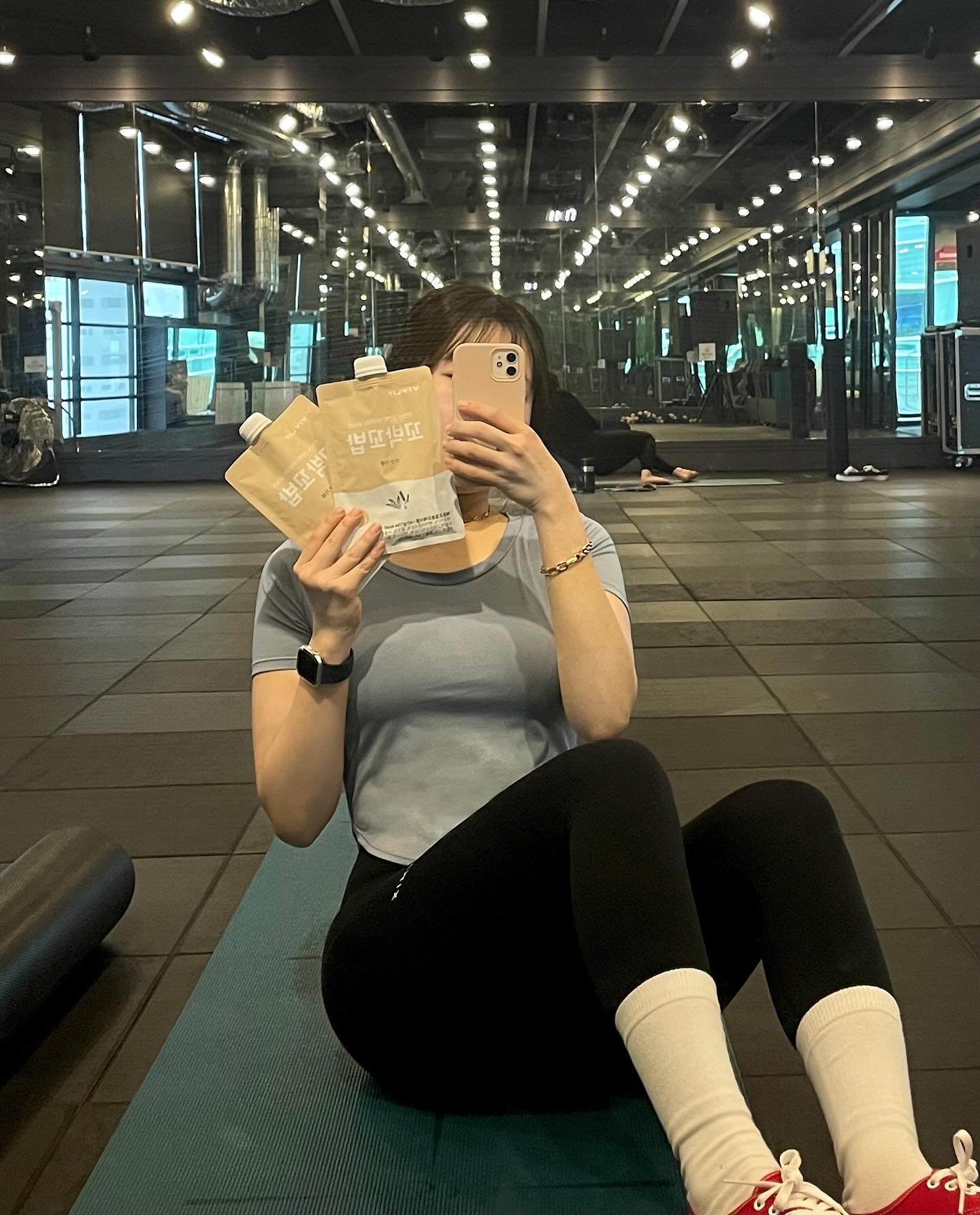 #협찬 vivliv_official 
심으뜸 Pick 단백질 쉐이크✨

단백질쉐이크 이것저것 먹어봤는데
이거 왜케 맛있음..? 

안에 오트볼, 볶은현미 들어가있어서 
씹으면서 마셔서 포만감도 더 있고, 
우유 넣어서 마셨는데 그냥 미숫가루임!!
존맛,,🤎

미숫가루 좋아하는 사람은 꼭 먹어보셈! 
진심 실패없음!! 강추👍🏻

전날 많아 먹고 담날 아침에 간단하게
가볍개 식사대용으로 꼬박꼬밥 추천~

운동하고 단백질 보충 필수인거 알제~?💕
.
#단백질쉐이크 #꼬박꼬밥 #다이어트 #운동하는직장인 #운동하는여자 #헬스 #ㅇㅇㅇ #오운완 #헬린이 #운동소통 #운동맞팔 #다이어트계정맞팔 #바디프로필 #좋아요 #좋아요반사 #좋아요그램