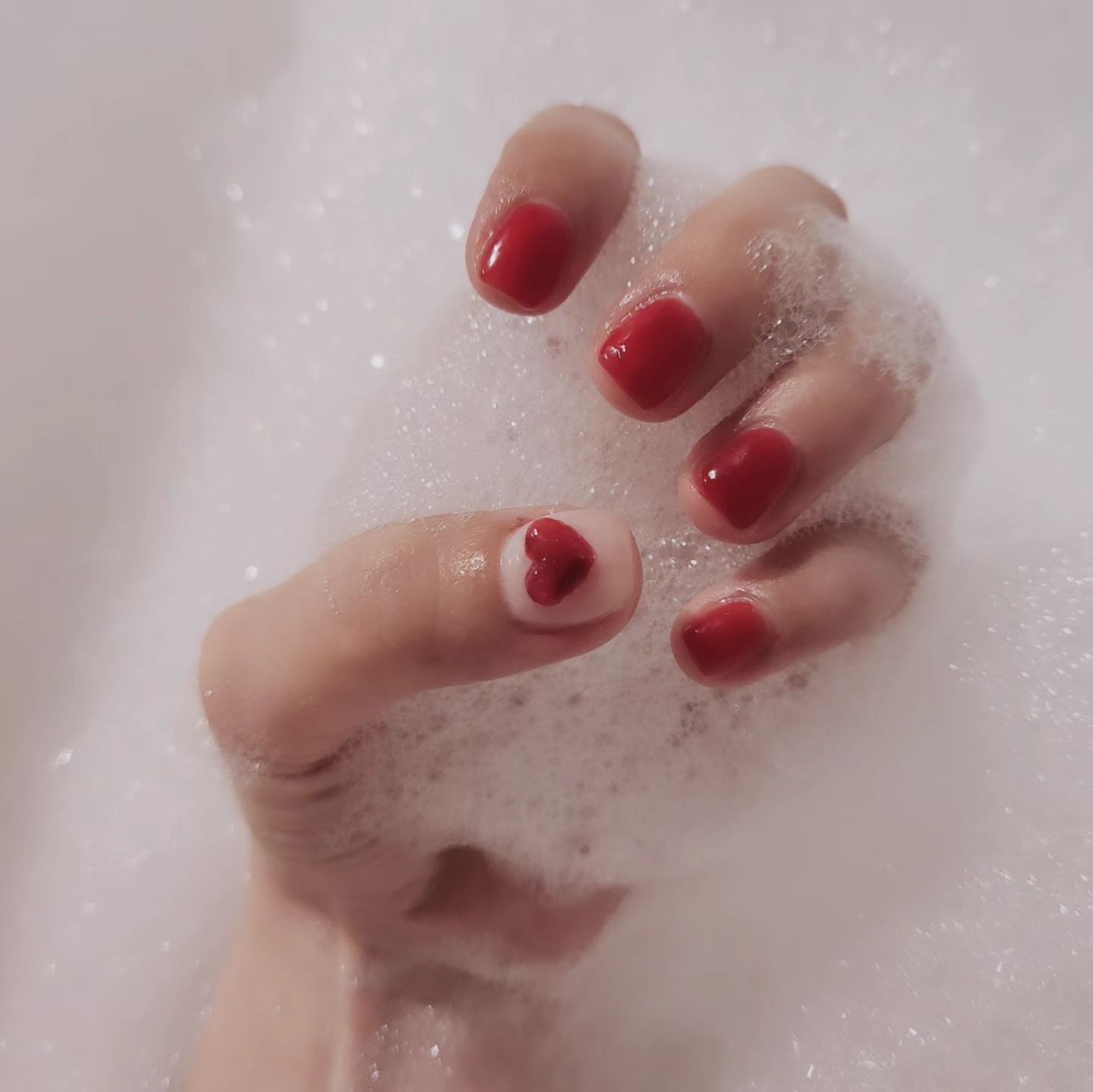 하트 그리느라 너무 고생하신 원장님 ♡ 장사하느라 네일은 절대 안하지만 특별한 이벤트가 있어서 오랜만에 내 짧은 손톱이 ㅠ 빨갛게 물들여졌다 #연천네일 #전곡네일 #에이치제이뷰티 #hjbnails