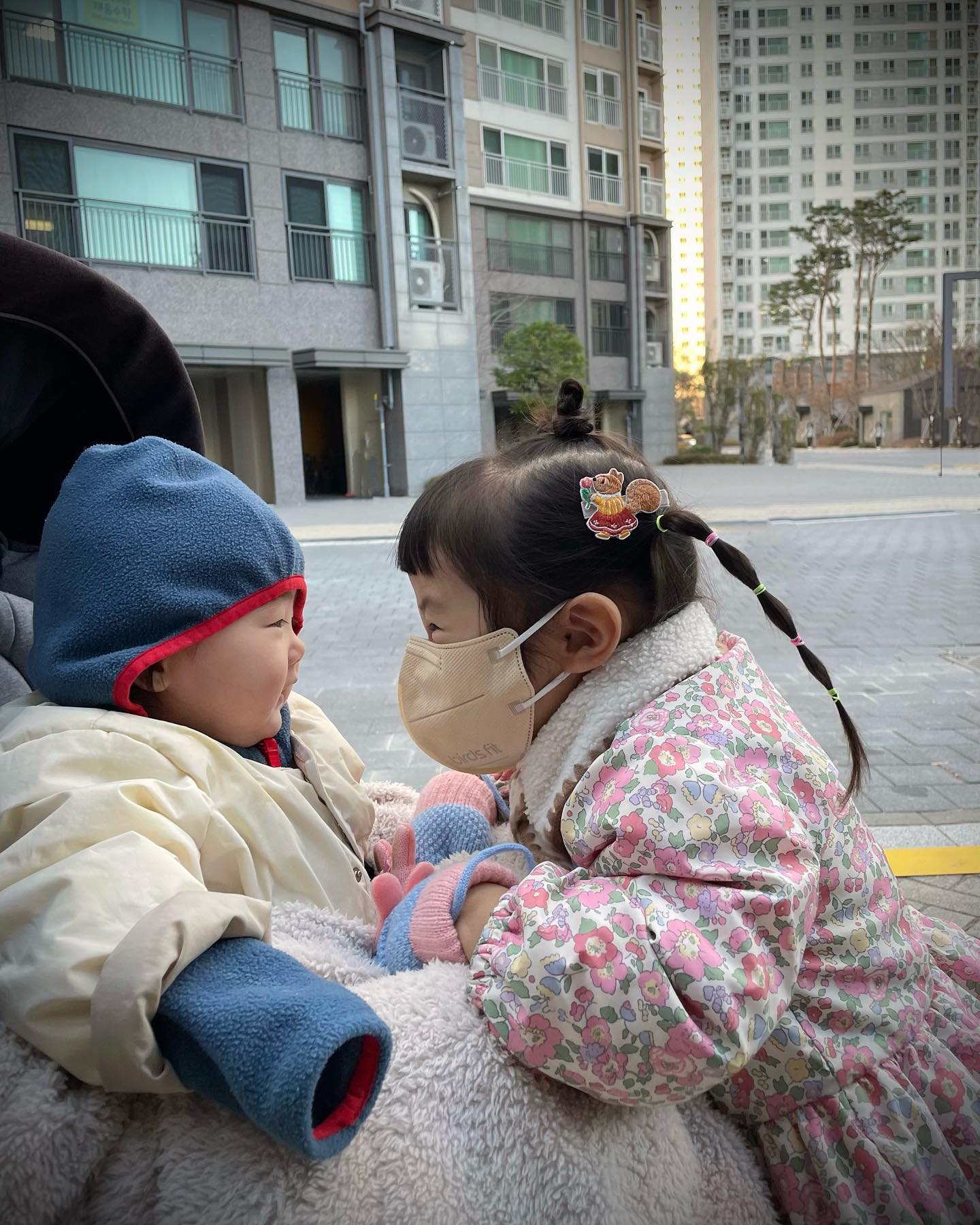 추운날 자기 데리러 나온 동생이 넘 이쁜 언니 🌷
크면 클수록 정말 애교많고 귀여운 하율 채율,
둘째 마저 딸아니였음 어쩔뻔?..우리집에 아들은 하나로 족하다