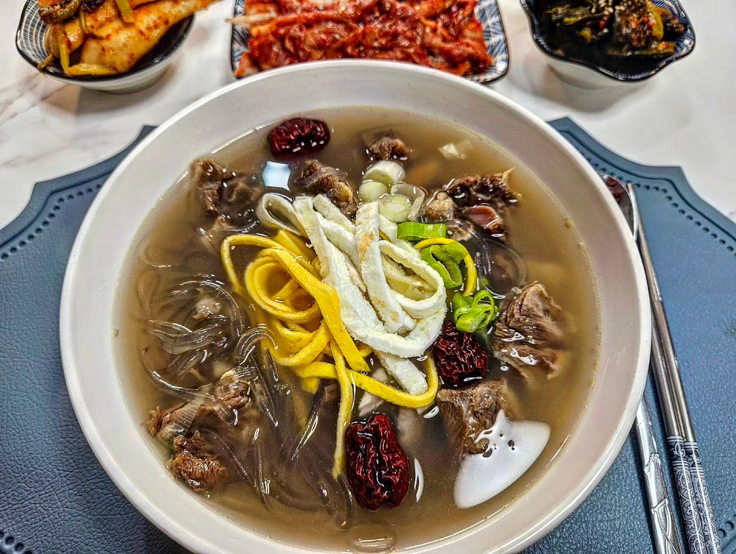 #협찬 #이영자갈비탕 소개해드릴게요!

#방학#주부님들 #주목 ✊️

방학에 #돌밥돌밥 힘드시죠?

전자렌지도 가능한 #간편식품 이예요.

밥주는 시간은 왜 이렇게 빨리 돌아오는걸까요?🥲

밥하기 싫은날 3분카레처럼 간편하게 한번씩 해줄수 있고 

냉장고 포화상태인 저에게는 자리차지 없이 실온에 둘 수 있어서 좋았어요. 

맛도 #갈비탕맛집 그대로! 부드러운 순살 소갈비살이 들어있고 

국물도 넉넉하고 한팩에 900g이예요. 남편이랑 애들이 맛있다고

🍚 🍚 뚝딱이었어요!

당면 계란지단 추가해서 먹음 더 맛있답니다~ 추천해요!

#온작 onzak.official

#뼈없는갈비탕#온작뼈없는갈비탕정
#이영자뼈없는갈비탕#갈비탕추천#갈비탕#밀키트 #홈쇼핑갈비탕#갈비탕레시피#집밥#홈쿡#요리