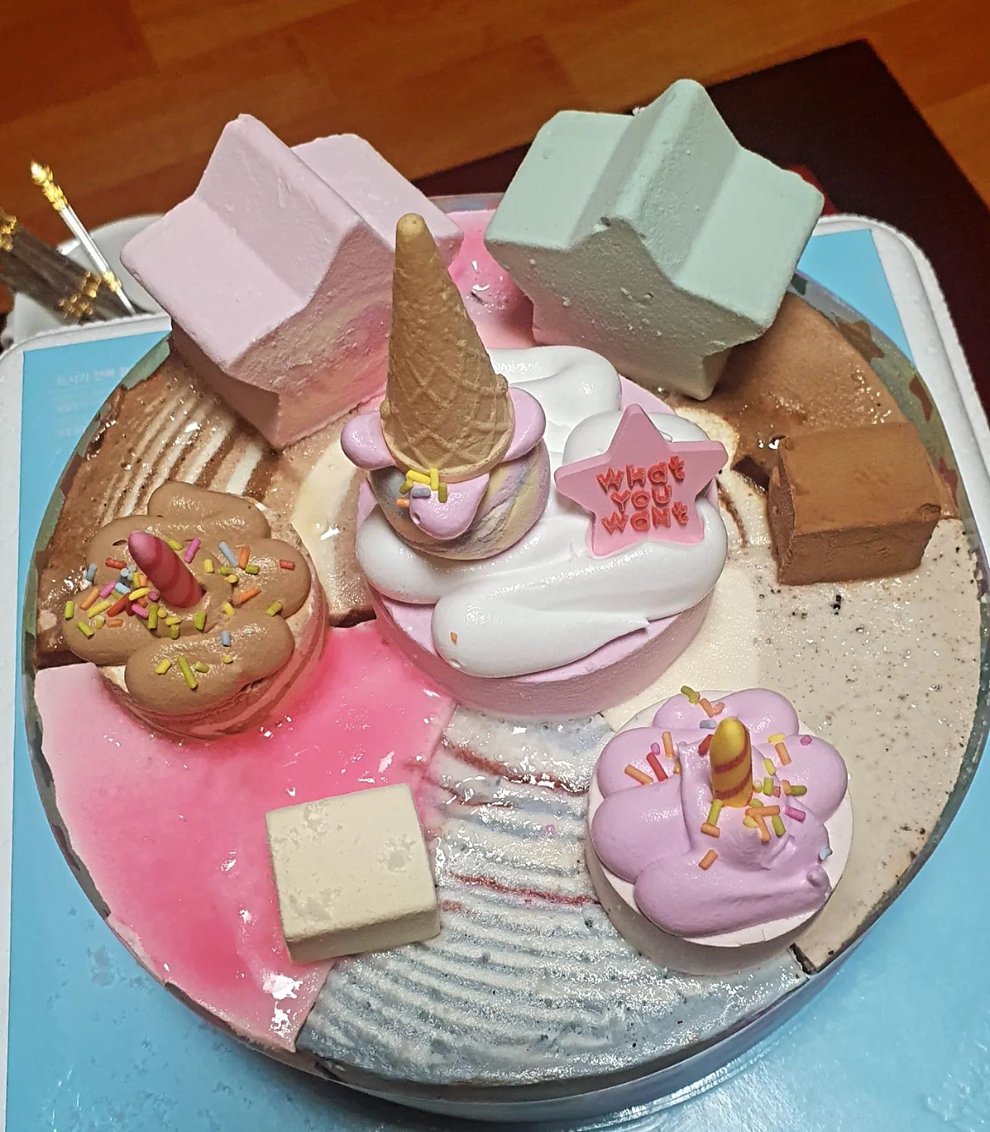 #아들생일 이모가 사온 #베스킨라빈스 #아이스크림케잌 
자르는데 엄청 고생 

조카가 초등생도 아닌데...
.
.
.