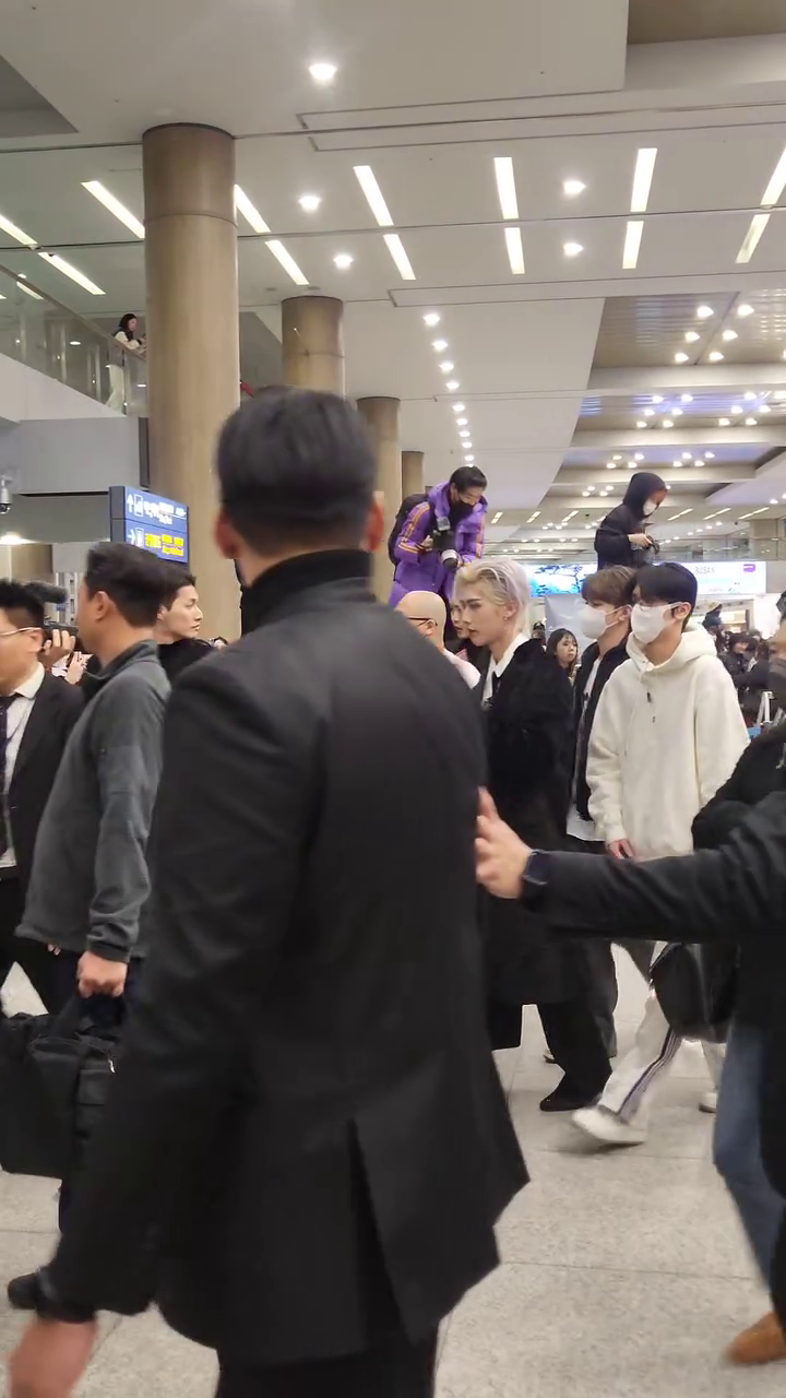 제로베이스원의 리키라고한다 ㅎ
소녀떼들 있길래 얼떨결에 서있다가 맨앞줄에서 찍음
찍으면서도 전혀 누군지몰랐던것이 함정 ㅋㅋㅋ
얼굴옆선이 대단하네 ㅎㅎ

#제로베이스원리키 
#제로베이스원입국현장
#제로베이스원
#인천공항제1여객터미널
#zerobase1 
#zerobaseone 
#zerobaseonericky