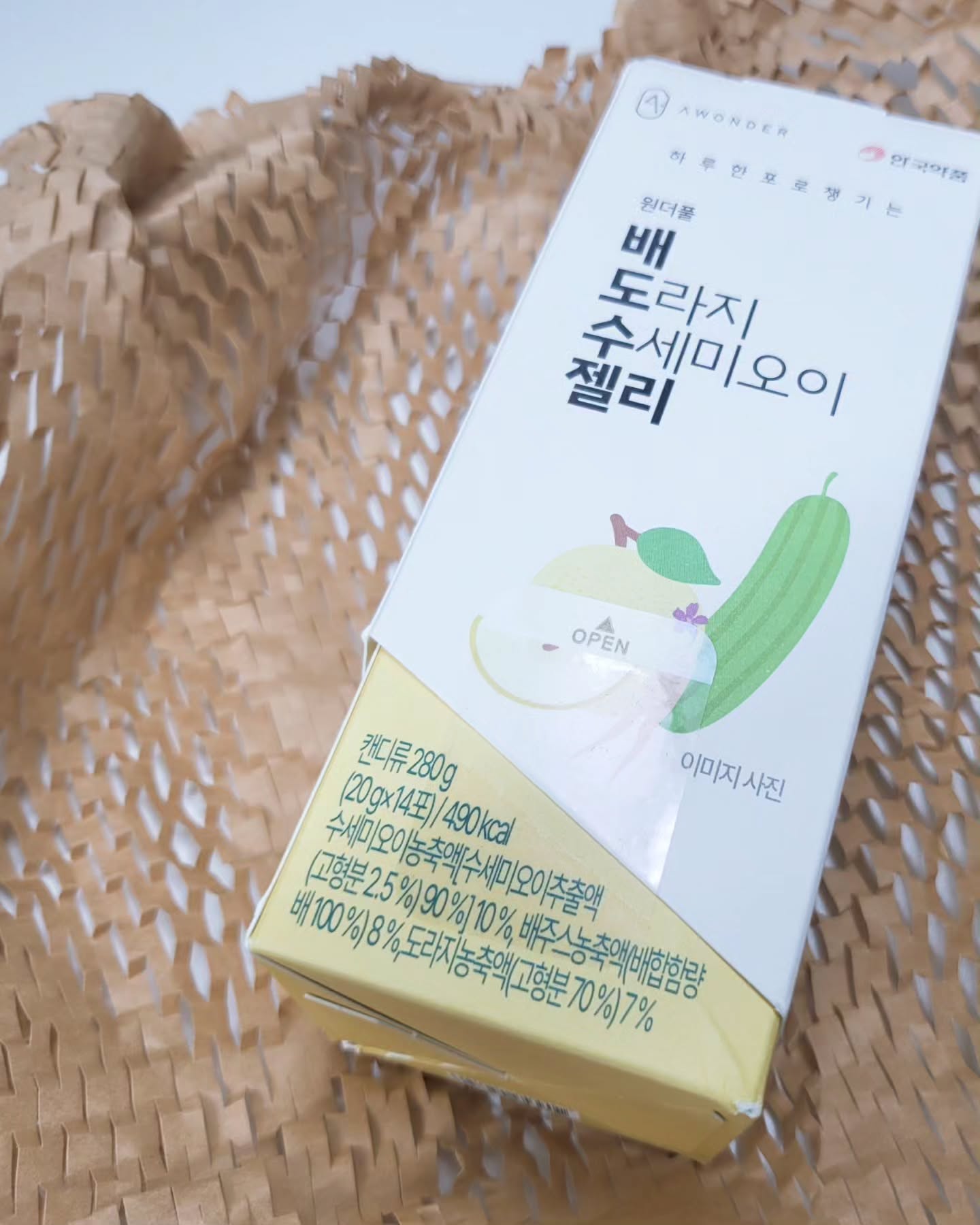 #협찬 ahngook_pharm 

기침과 콧물만 나면 후덜덜해지는 요즘..
우리아이 건강 지킴이
📢원더플 배도수젤리 로 관리해보세요!! 

🔸 100% 유기농 배 농축액
🔹 100% 국내산 도라지&수세미오이
🔸무설탕 / 사양벌꿀로 달콤함
🔹간편한 젤리타입
🔸 HACCP 인증시설제조
🔹 63년 전통제약회사 안국약품에서 연구한 식품 

간편한 포장으로 휴대성도 좋아
어린이집 등원시에도
어린이집 하원 후 놀이터 갈때에도
외출시에도 가방에 쏙!!!
언제 어디서나 간편하게 섭취 가능하고,
아이들이 좋아하는 젤리타입으로 
하루 한포!!
건강간식으로 환절기 대비도 하면서 우리아이 기관지 건강 지켜보아요!!😉 

#배도라지 #기관지 #배도라지젤리 #건강간식 #안국약품 #기관지건강 #배도라지스틱 #젤리 #환절기 #배도라지수세미 #아이간식 #무설탕젤리