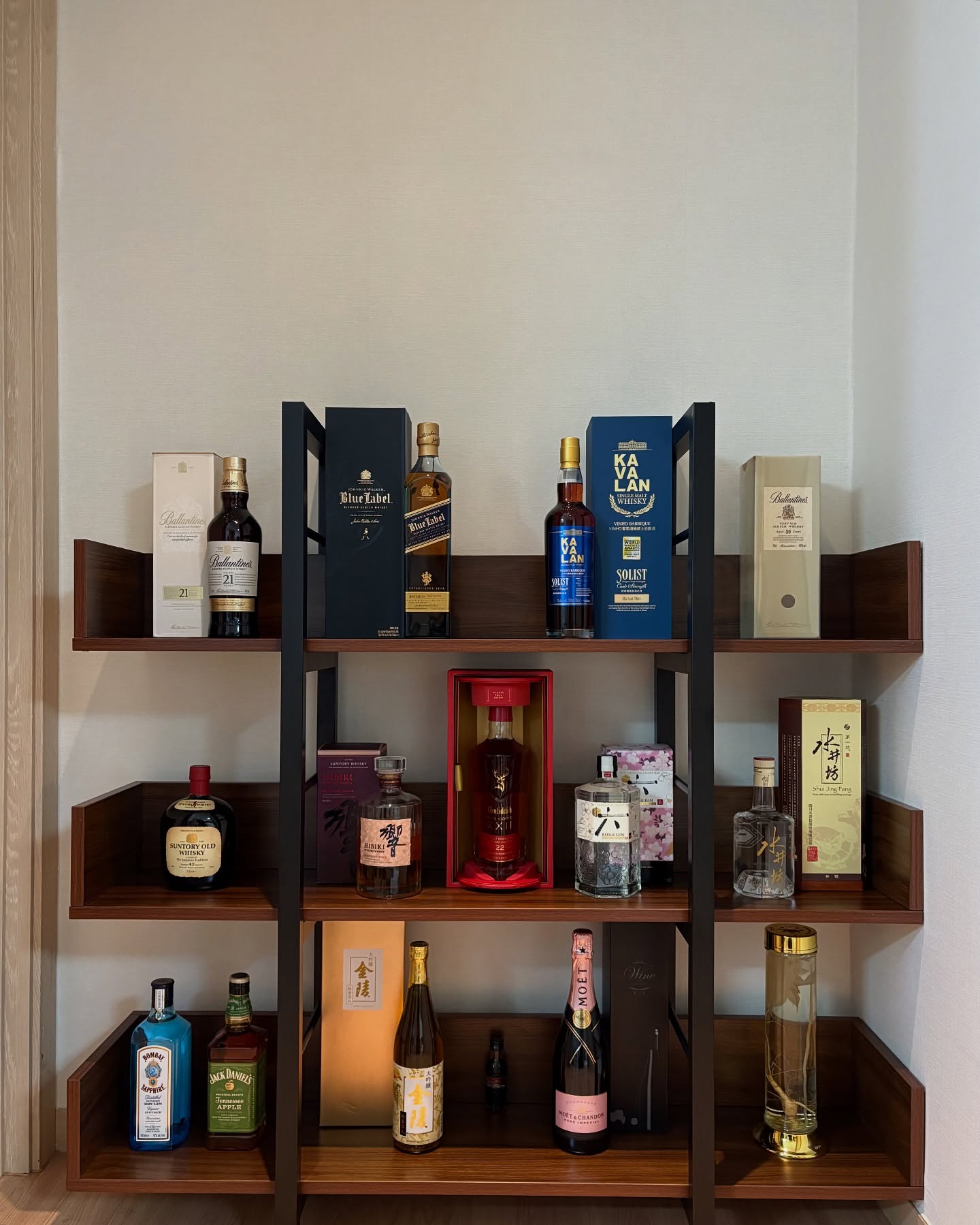 진열장 하고 나니 편안🥃
막 두니 두세 개씩 있던 내 블루… 발렌… 이제 한 개뿐 소중해ㅜㅜ
내 진열장 노리면 집에서 퇴장 조치합니다

#발렌타인30년산 #발렌타인21년산 #블루라벨 #글랜피딕22년 #카발란솔리스트비노바리끄 #수정방 #히비키블렌더스초이스
