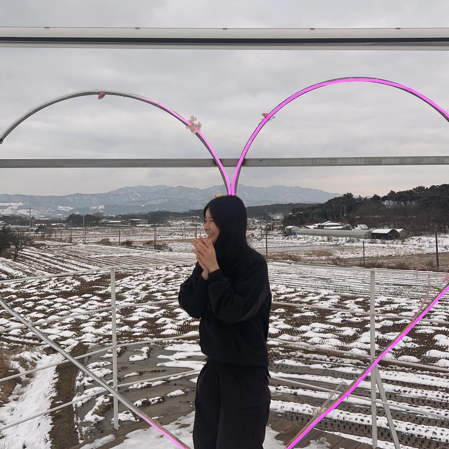 2023 마지막까지 일하면서 마무리❤
새해 목표가 개처럼 일하고 개처럼 벌자 였는데..
1월 1일부터 12월 31일까지 일만 열심히 한 해였다🥹

내가 이루고 싶던 것들을 다 이루진 못했지만
그래도 꾸준히 놓지않고 열심히 살아서 나름 만족✨

아직 많이 부족한 28살,
만나이 덕분에 다시 기회 얻은 28살로 생각하고
2024는 새로운 목표로 열심히 살아야지💝

1. 가족, 윤또, 내 주변 사람한테 잘하기
2. 그룹/기업 레슨 수업 내용 탄탄하고 알차게 준비 및 실행
3. 기존 회원님들에게 충실하기
4. 건강 챙기기 (술 주1-2회만 먹기...)

2024는 돈에 집착하지 않고
내 자신을 돌보고
관계를 중요시 하자😊
.
.
.
.
#2023 #2024 #28살 #새해 #윤또랑재오니랑 #논뷰