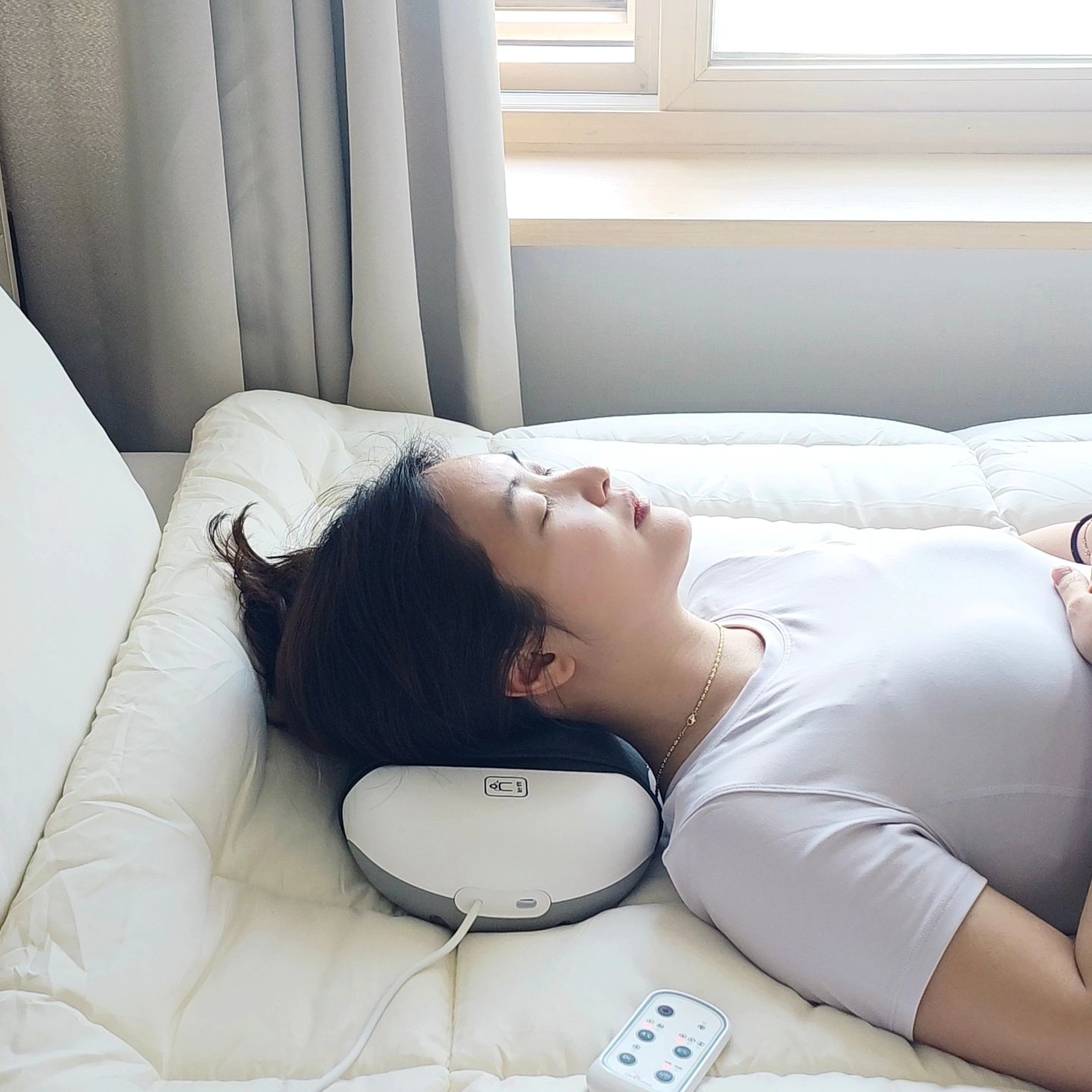 광고지만 추천
일자목때문에 항상 어깨가 아프고 결린데, 
목 안마기가 있다고 해서 사용해봤어요. 
일단 첫 사용 후 너무 만족스러워서 
어딘데 이렇게 잘 만들었지?? 
다시 한번 살펴봤습니다. 
자동심장충격기를 만드는 회사 
의료기기전문 기업 닥터커브에서 만든 
프리미엄 경추 스트레칭 마사지기로 
특허받은 마사지볼 회전방식이 
부드럽게 시원하게 정말 딱! 
필요한 곳을 잘~~ 눌러 줍니다!! 
아프지 않게 너무 너무 시원해요!!! 완전 강추!!!
요즘 저가형 목마사지기 많은데 
비교불가! 
국산 삼성 SDI배터리로 더 안전하게 
사용할 수 있는 경추마사지기
제대로 된 제품으로 사용해 보세요.
.
쓸수록 정말 좋네요~ ^^
.
#목마사지기#목안마기#국산경추마사지#목어깨마사지기#안마기#목마사지#DR#CURVE#닥터커브#경추마사지기#경추스트레칭마사지기#나눔테크#거북목#거북목마사지기#프리미엄마사지기#프리미엄경추마사지기#일자목#휴식#일상#강추템