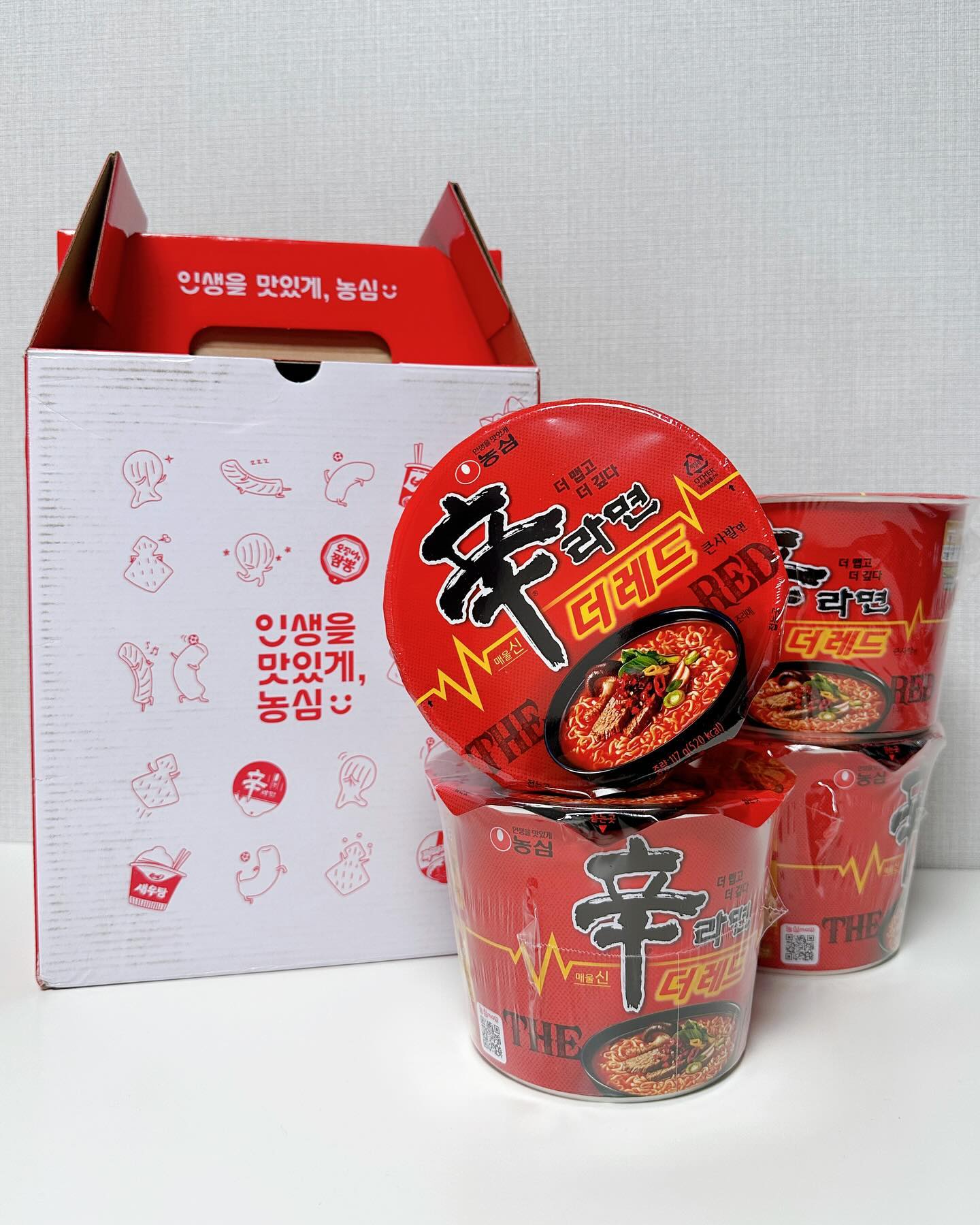 #협찬 #농심 #신라면더레드
 
농심에서 더 맵고 깊은 맛의 신메뉴 신라면 더 레드 큰사발면‼️
 
오늘 점심은 소고기, 표고버섯으로 더 깊고 진한 육수의 감칠맛과
맛있게 매운 맛의 신라면 더 레드 큰사발을 먹었는데 
진한 육수의 매운맛이 너무 매력적이네요!😋
 
처음 먹자마자 맵다! 근데 왜이렇게 맛있어?
매운데 계속 먹고싶다!! 중독성 대박인 라면입니다ㅎㅎ

분말스프 넣고 물넣고 3분 익으면 후첨 양념분말까지 넣어줍니다
면이 얇고 꼬들해서 봉지라면 느낌이 나더라구요!
봉지면이 인기가 많아서 용기면이 출시된거라고 해요
 
건더기가 가득하고 국물맛이 너무 맛있어서 바로 밥말았습니다
전자레인지 사용 가능한 용기라 2분이면 조리가능합니다!
 
 
._.