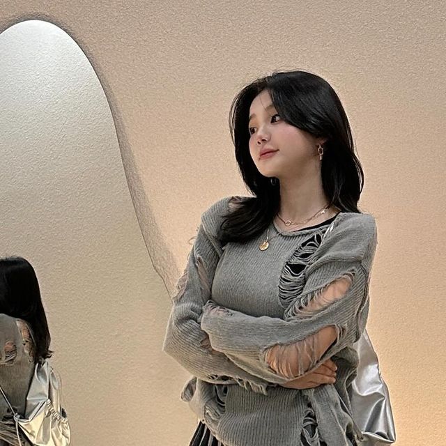 @souyeoui on Instagram: "#광고 완조니 힙하구 멋징 옷인데 제가 입으니 왠지 바보 같은?😭🥹 . . . . #패션 #의류#니트#바틴#스웨터 #좋아요 #좋아요반사 #좋반 #맞좋 #좋테 #좋테반사 #디엠해요 #디