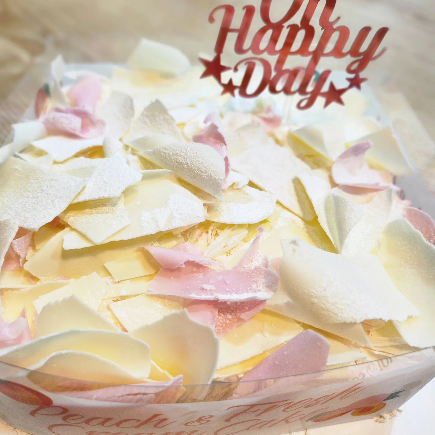 어제 둘째아들 생일 그나마 제일 큰 케이크로 샀는데
 복숭아맛이라 맛은 있는데 비주얼은 엄청 대충 만든 느낌 ~~