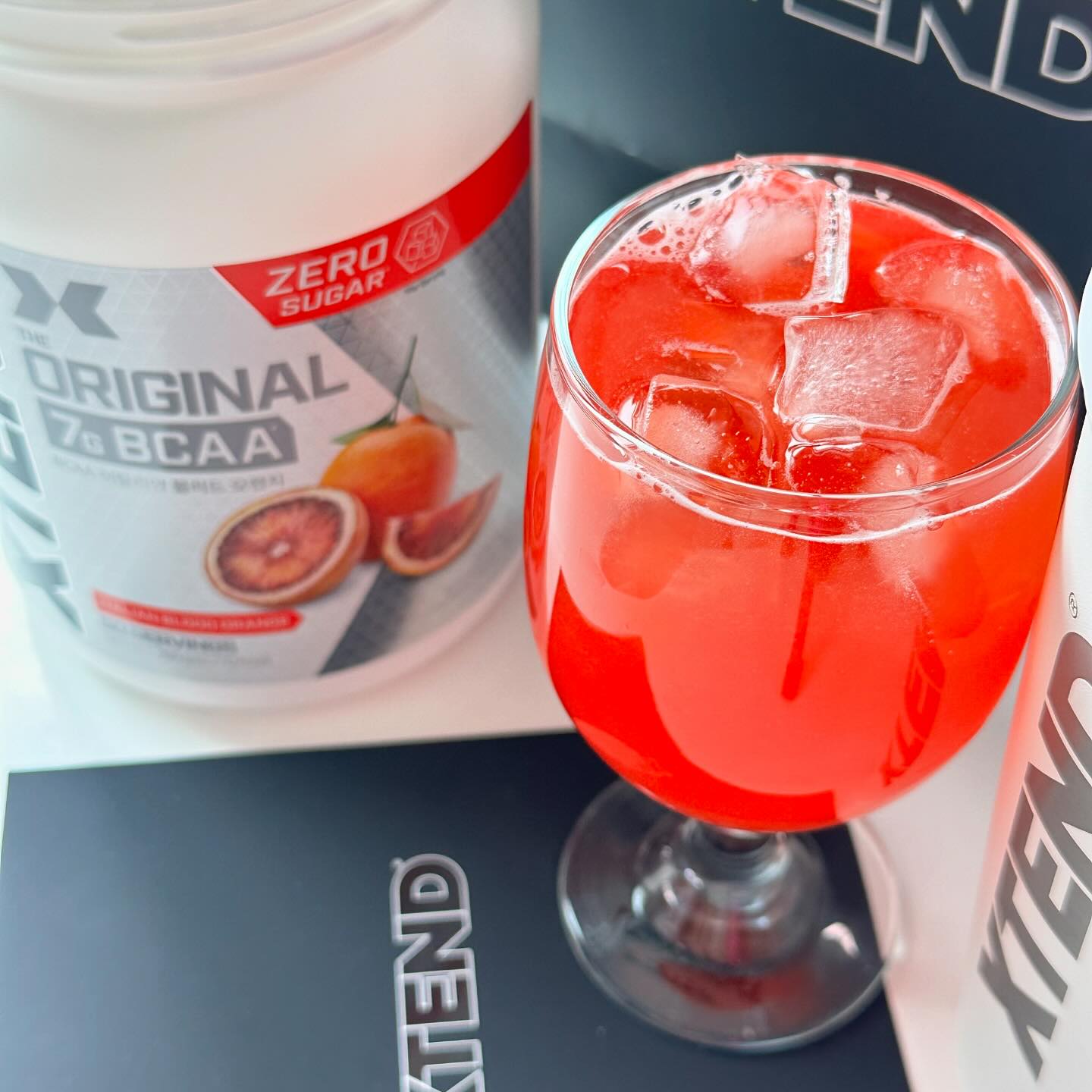 #광고

운동에 관심있는 사람들은 뮤조건 아는 bcaa🩷
bcaa는 엑스텐드 국룰 맞쥬?
운동할때 물 대신 아미노산 마셔주면 좋거등요~
근데 이렇게 맛있어도 되는거냐구!
예전에 포도맛이랑 애플맛도 먹어봤는데
이번엔 블러드오렌지라니🍊🧡
색도 이쁘다!!!!!!! 맛도 좋다!!!!!!!
예전엔 해외배송으로만 먹었는데 동아제약에서
공식 수입이라 배송이 빨라 믿먹!

필수 아미노산을 섭취하면서 제로슈가에 칼로리가
낮기때문에 뷰담이 없다구욤!
유산소 하면서 딱 충전하기 좋아!🚴‍♂️🏃‍♀️🏃‍♂️
텀블러도 튼튼한게 신랑이 더 맘에 들어했다는고💪
찬물에 넣어도 쉽게 섞이다 보니 문제 없지!

🩵BCAA 7,000mg, L-글루타민 2,500mg, 
L-아르지닌 1,000mg이 함유🩵

#XTEND#엑스텐드#USAno.1#BCAA#동아제약 #공식수입#콜라보#블렌더보틀#헬스#운동#런닝#러닝#러닝크루#헬스#공복운동#싸이클#요가#필라테스#헬린이#운동소통#운동기록#다이어트#유지어터#다이어트식단#여름#휴가#맞팔#좋반#댓반#소통