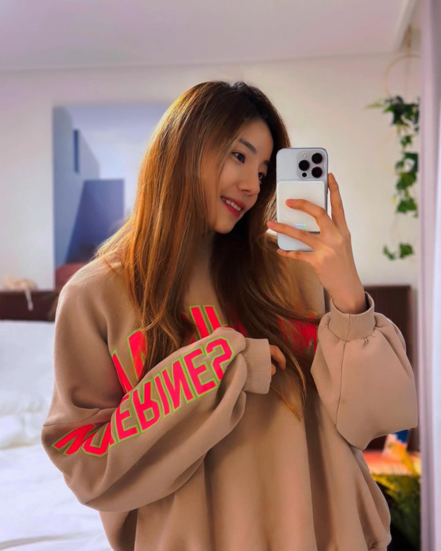 쨔란 모두 맛저하셨나여?

저는 반주로 맥주한캔 때렸음다🥳🍺
ㅋㅋㅋㅋㅋㅋㅋㅋ

으엑 오늘 넘 힘든 화욜이에여😵
체감 목요일인데
아직 화요일이라닛..ㅋㅋ

그래도 집에 오니 기분 좋은🥹🥹
오늘 넘 정신없이 일하고
집에오니 저도 방전 핸드폰도 방전🫣😵👼

그런 의미로
with. 미니덕트 보조배터리

요고요고 화이트하고 미니미니한게
제 스탈🤍🤍🤍🤍🤍

휴대하기 넘 좋은 사이즈라
갖고다니기 넘 편해여😆

집에서도 사용하기 간편한🙃👍
얇은 타입인데도
충전을 두 세번할 수 있어 너무 좋은👀👏👏

요즘 요기나게 들고다닌답니닿 ㅎㅎ 
그나저나 맨투맨에
핑쿠레터링 사진찍고보니 시강이네👀👀💗

무튼 핸펀은 충전해도
저는 넘 피곤해서 방전예정 ㅎㅎ

언능 씻구 누워서 피드놀러다냐야지😆ㅋㅋ
그럼 모듀 굿밤하세여😆🤍

#햡찬 #미니덕트 #충전핏챌린지 #화요팅 #굿밤🌙 #충전기추천 #보조배터리 #보조배터리충전 #일상소통그램 #일상소통환영