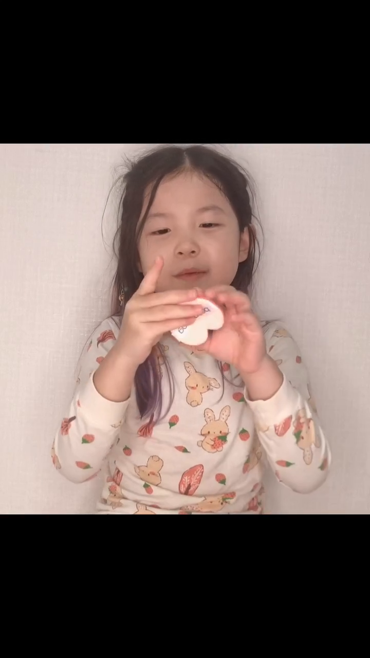 #유라그램#미래의유튜버#유튜버꿈나무
_
전 정말 진짜루 얘가 왜 이러눈지 모루게꾸요
그래도 애가 정성 들여 찍은 거니까
올리긴 하는데요ㅠㅠㅋㅋㅋㅋㅋㅋㅋㅋㅋ
조만간 거치대 사줘야 할 판....
구냥 엄마랑 유투버 놀이 하는 걸로 만족해주라
제발제발🙏🏻🙏🏻🙏🏻