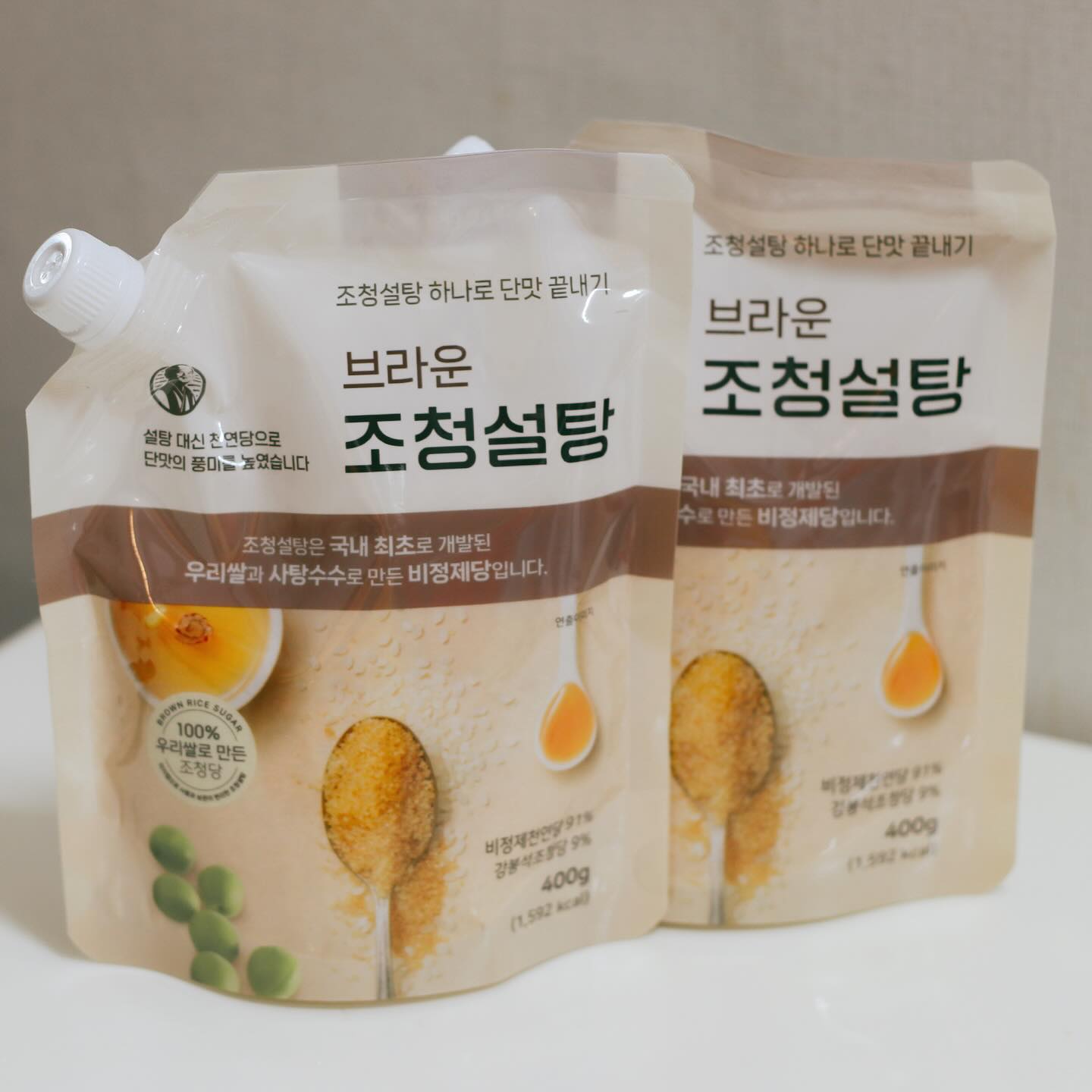 #협찬 #브라운조청설탕 #강봉석조청 #두레촌
순수한 곡물로 만든 우리나라 고유의 전통 감미료인 조청.국내산 쌀과 엿기름을 엄선하여 오랜 시간 고아 인공 첨가물 없이 옛날 방식으로 만든 자연의 단맛이며, 구수하고 부드러운 감칠맛이 으뜸. 조청은 다양한 영양 소가 함유돼 있어 꿀처럼 한 숟가락씩 떠먹어도 좋고 단맛을 내는 모든 요리에 설탕 대용으로 잘 어울리는 우리 몸에 훌륭한 에너지원.

각종 요리할 때, 빵 만들 때, 잼이나 과실주 또는 청을 담글 때, 커피나 차를 마실 때 사용하면 좋음.조청설탕은 쌀당화 특허기술로 개발한 조청당과 사탕수수당을 블랜딩하여 만든 천연당.단순당으로 이루어진 일반 설탕에 비해 다양한 영양소가 함유되어 있으며, 체내에서 흡수가 느리고 포만감을 주어 과도한 칼로리 섭취를 낮출 수 있음.

조청의 단맛은 엿기름에서 나오는 맥아당이 좌우함. 엿기름(맥아, 쪽)은 보리를 싹틔워 말린 후에 빻아서 가루를 낸 것으로 엿을 만들기 위해 기른 맥아라고 해서 엿기름이라고도 부름.

우리 도동이들 좋아하는 계란장조림에 넣어봤는데 단맛이 강하지않아 좋고 딱 맛있는 단맛@@