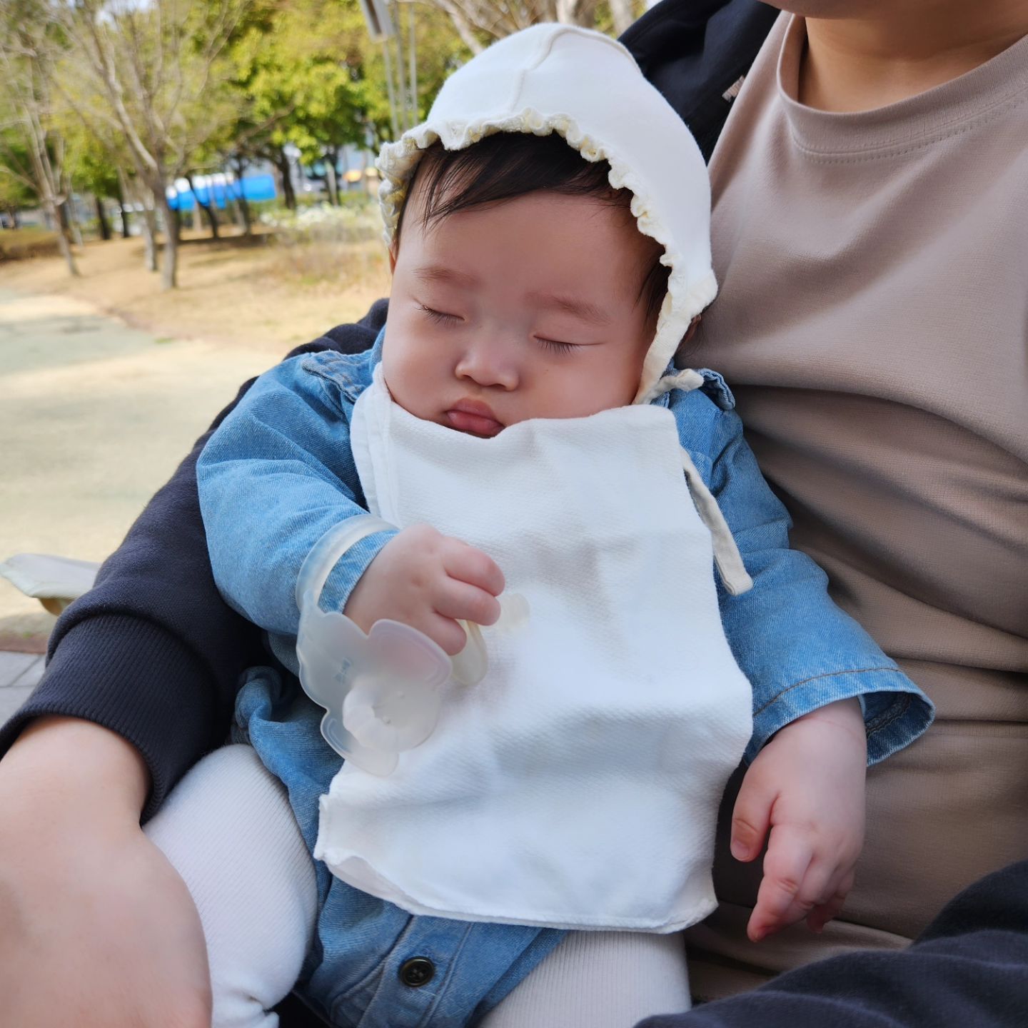 낮산책~
잠며들다~.

#누구일까요 

#손가락냠냠

#순둥순둥 

형아 따라다닌다고 피곤한 아가들!

#아들둥이
#나들이