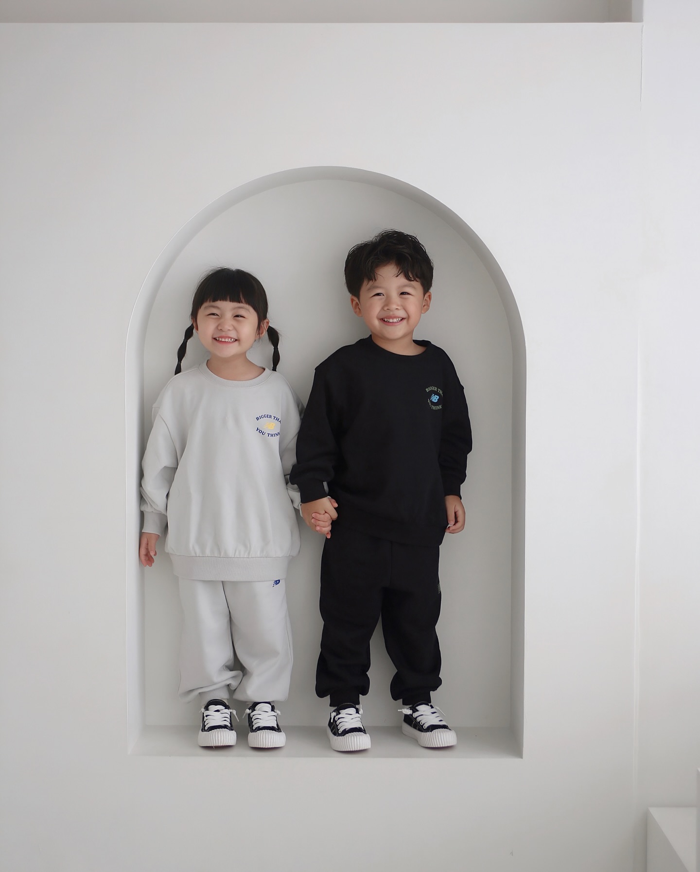 #광고 kidikidi_kr 𝘅 newbalancekids_kr 
이렇게 맞춰입고 있으면 남매 느낌보단 연인 느낌(?)이
더 쎄게 나는 이 두녀석들의 케미 • · ° ◌𓂅 𓂃

이번에도 일냈다죠? 뉴발란스 키즈의 라운드 스웻 셋업은
베이직한 디자인으로 편안하고 단정한 스타일링이 나와요 ◡̈
컬러도 흔하지 않는 그레이와 포인트가 확 사는 블랙이라
두루두루 예쁘게 입힐 셋업이에요 :-) 

/ 하율 𝟦𝟨𝖬 𝟫𝟫𝖼𝗆 𝟣𝟨𝗄𝗀 𝟣𝟣𝟢 𝗌𝗂𝗓𝖾
•라운드 스웻 셋업

/ 키디키디 𝘅 뉴발란스키즈
•오직 키디키디에서만 신상단독으로
주말한정 혜택까지 챙겨보세요

#키디키디 #kidikidi #키디크루 #키디크루_하율
#뉴발란스키즈 #뉴발란스키즈셋업 #라운드셋업 #라운드스웻셋업