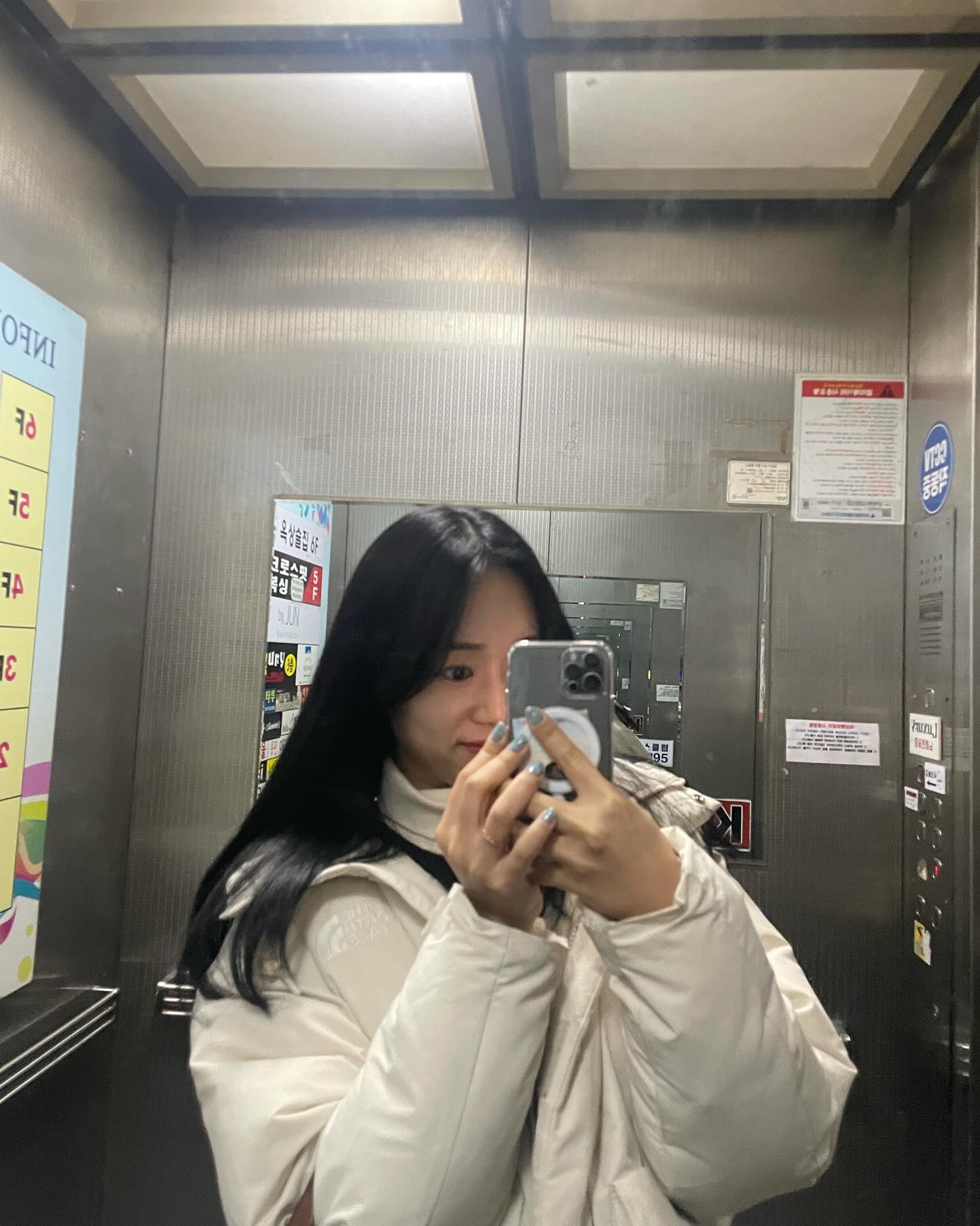 💍Wedding💍

결혼전 미리 헤어를 변경하려고 하는데
파마해도 괜찮겠죠...??

여기저기 찾아보니 추천비추천 너무 다양하더라구요🥹
저는 본식 끝나구 오랜기간 신혼여행을 갈거라 머리 만지기 쉬운
파마가 필수아닌필수인데 자연스럽게 한번 해보려구요!!

또 전 갈색컬러보단 검은색이 더 잘어울려서 올블랙으로 염색까지 완료!

이제 머리까지 정리하니 본식날이 다가온게 온몸으로 느껴지는 중이네요🥲

아자잣!!

#결혼준비 #결혼 #본식 #본식헤어 #본식헤어스타일