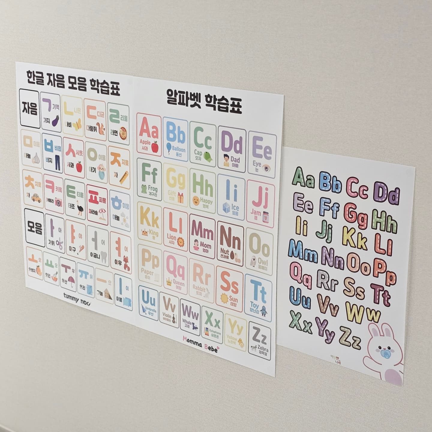 #협찬 #제품제공 #방수학습포스터
요즘 누나 공부할 때마다 공부하고 싶다는
쬬를 위한 한글 알파벳 포스터
어린 아가들이 있다 보니 종이 재질은
남아나질 않는데 재질이 너무 좋아요!
✔️ PET 소재로 쉽게 찢어지지 않음
✔️ 방수 소재라 욕실, 벽 등 다양한 공간에서 활용 가능
✔️ 국내생산, 그린가드 골드 인증 제품 (친환경 잉크)로
안전하게 사용 가능
아이들 키우는 집에서 벽에 붙여놓기
너무 좋은 포스터 아닌가 싶어요 🫶🏻
저희 집에 있는 한글, 알파벳 포스터 외에도
동물, 숫자, 탈것, 과일, 채소 등등
종류도 많아요! 완전 추천추천 😊😊😊
🎁 포스터 2장 구매시 파티안경 사은품 증정
🔎 네이버 "터미노리" 검색해 보세요
tmnr_s2 🫶🏻
.
.
.
#아기포스터 #유아포스터 #한글포스터 #알파벳포스터 #동물포스터 #학습포스터 #아기벽보 #유아벽보 #유아용품 #육아용품 #방수포스터 #tmnr_s2 #터미노리
.
.
.