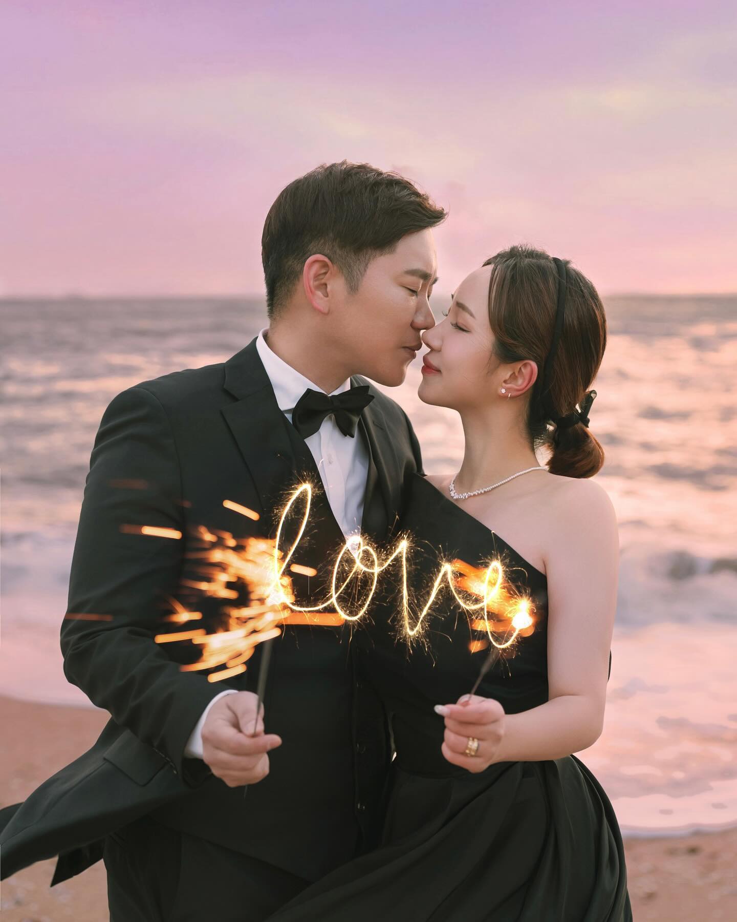 야외촬영 하고싶던 이유, 노을바다 🌅

11월중 가장 추운 날이었어서 숲에선 몇시간 찍고
정작 원하던 컨셉은 10분찍고 런.. 했지만 베스트컷은 이컨셉..ㅎ

바람 많이 불고 파도가 무섭게 치던 날..
노을이 안보여서 아쉽지만 A컷이 많아 다행이다..
보정하고 나면 만족스러울거같다 🤭