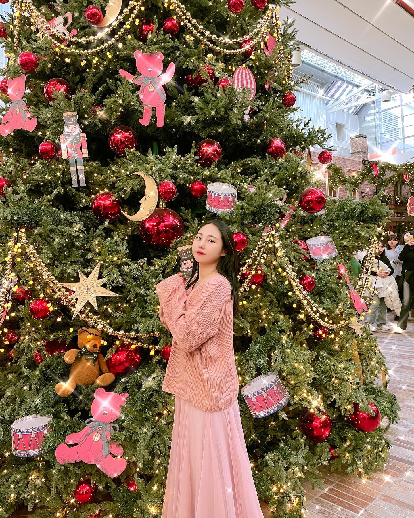 엄마랑 #미리크리스마스 🎅🏻⛄🎄🎁️
오픈런 해서 30분만에 들어갔지만 10분 있다 나왔다는..^^
올 연말은 못 놀고 일하겠구나~~~허허허

#더현대서울 #사운즈포레스트 #12월 #연말 #휴무스타그램