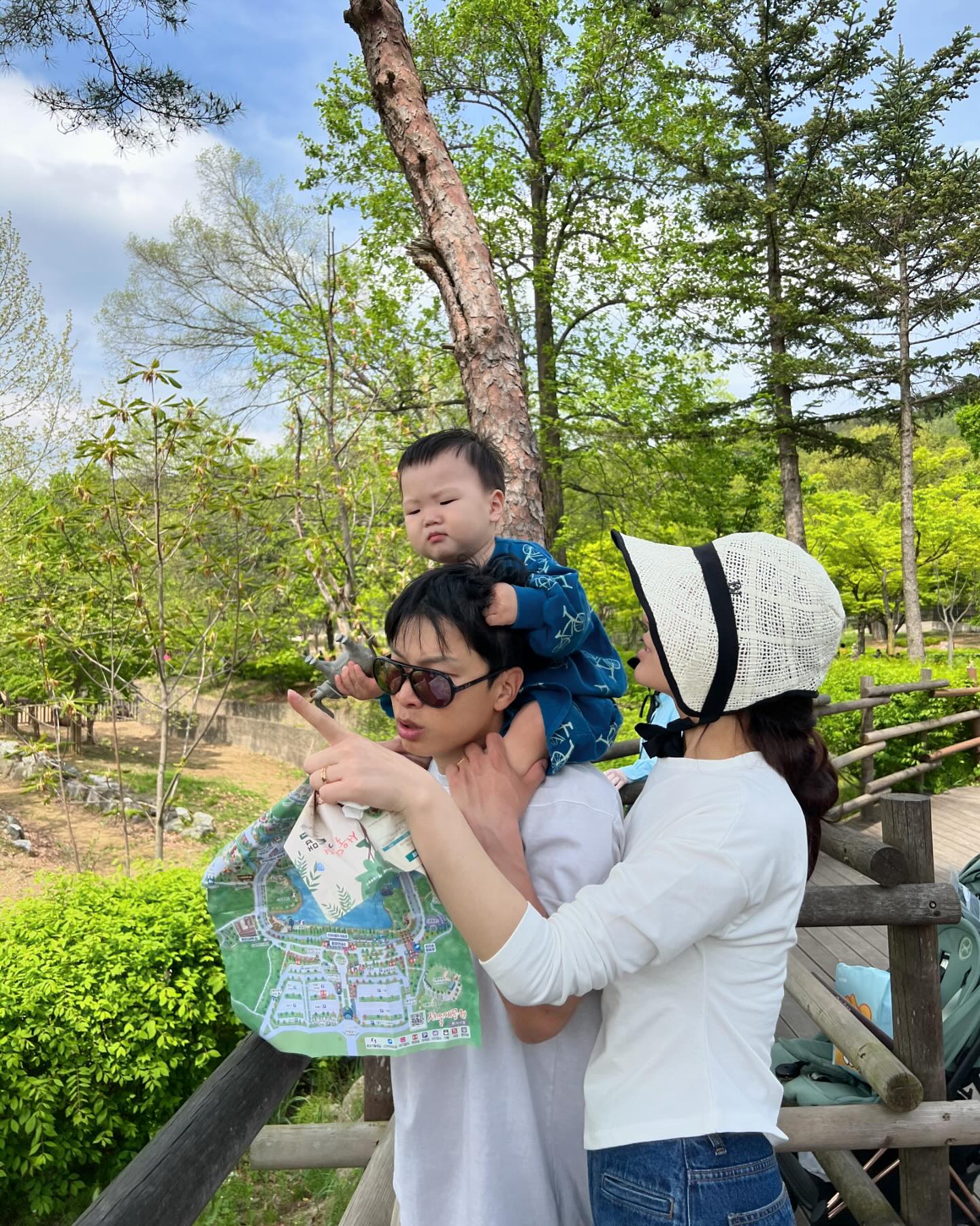 우행시💚🤍💚
어제 날씨가 지인짜 좋아서 원본사진인데도 요정도🐰🐥🐈
짱우가 조아하는 동물들 다보고왔따지
엄마랑 아빠랑 연애할때 커플티 입고왔섯서 ㅎㅎ 
둘보다 셋🐰🐥🐈

그리구 짱우 이발했는데 이모야들 왜 몰라죠요?

#우행시#서울대공원#동물원