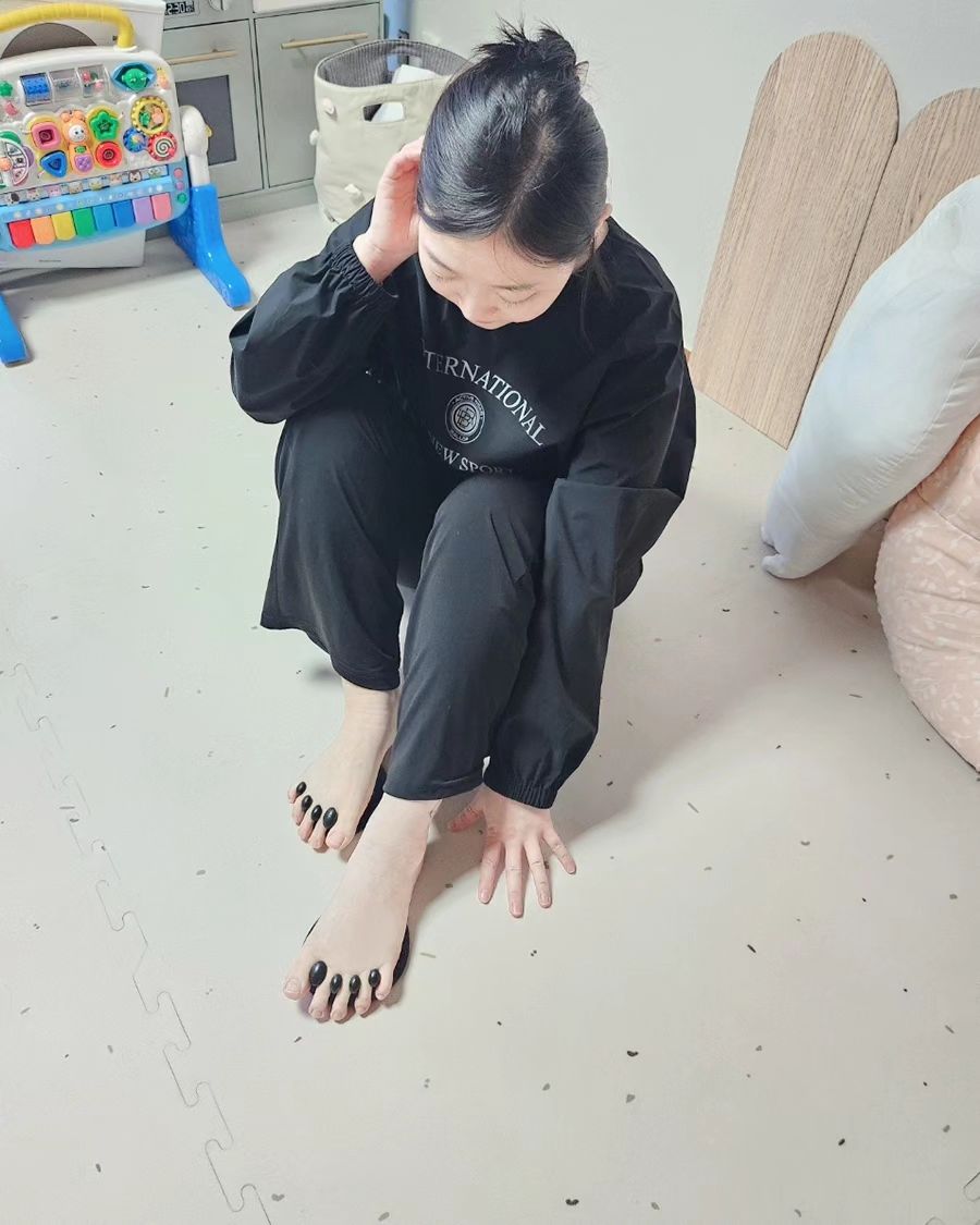 #협찬
 
임신 전부터 다리가 많이 붓고, 지금도 뻐근하게 아픈 경우가 너무 많아서 알아보다가 혈액순환 확실하게 도와주는 리압토즈를 발견 🥺✨
 
✔️ 용천혈을 집중 지압해주고 발가락을 벌려주어 온 몸의 피로와 붓기를 풀어주는 인체공학적으로 만들어진 리압토즈
✔️ 신고 걷기만해도 기초대사량 증가하고 인체순환케어를 도와주는데요, 남녀공용사이즈로 신발 깔창사이즈에 맞게 잘라서 신발안에 넣어 신을수도 있어요
 
경력 25년의 한의사가 제품 개발에 직접 참여해서 인체공학적 지압부를 설계하여 발에 있는 최고의 혈자리 용천혈을 중심으로 지압을 받을 수 있음 ❣️
지압슬리퍼도 있는데 뭔가 덜 시원한 느낌이랄까.. 발 전체를 둥글둥글하게 지압해주는 느낌이아니라 제대로 눌러주는 느낌이라 잠시 신고나면 발이 짱짱 시원해요 😇🫶🏻
 
 
#리압 #리압토즈 #붓기 #지압 #용천혈 #피로회복 #다이어트학교