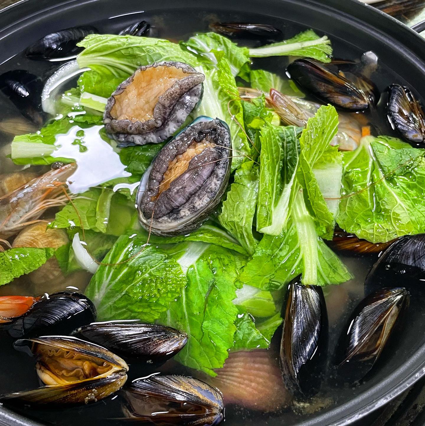 오이도 칼국수 맛집 💚
#본가청담칼국수 

7가지 해산물 홍가리비, 백생합, 바지락, 동죽, 홍합과 새우, 활전복까지!!! 시원함과 감칠맛이 나는 모듬 조개 칼국수를 먹고 왔습니다 😎

일단 너무 신선해서 조개들이 계속 움직이더라구요!! 특히 전복! 
칼국수에 가장 중요한 겉절이도 매콤 달달하니 완전 맛있었어용ㅎㅎ 
오이도 중심가에 있지 않아서 조금 걸어 들어가야 하는 단점이 있지만 맛집 찾아가는건데 그쯤이야~ 하면서 바다도 구경할겸 찾아갔습니다! 역시 실망시키지 않는 맛 ♥️ 
칼국수는 바다 근처에서 먹어야 꿀맛이죠💕

.
.
.
.
.
.
.
.
#오이도 #오이도맛집 #오이도칼국수 #오이도여행 #오이도빨간등대 #데이트코스 #서울근교여행 #칼국수맛집 #먹방투어 #먹팔 #먹그램 #바다 #바다여행 #전복 #조개칼국수