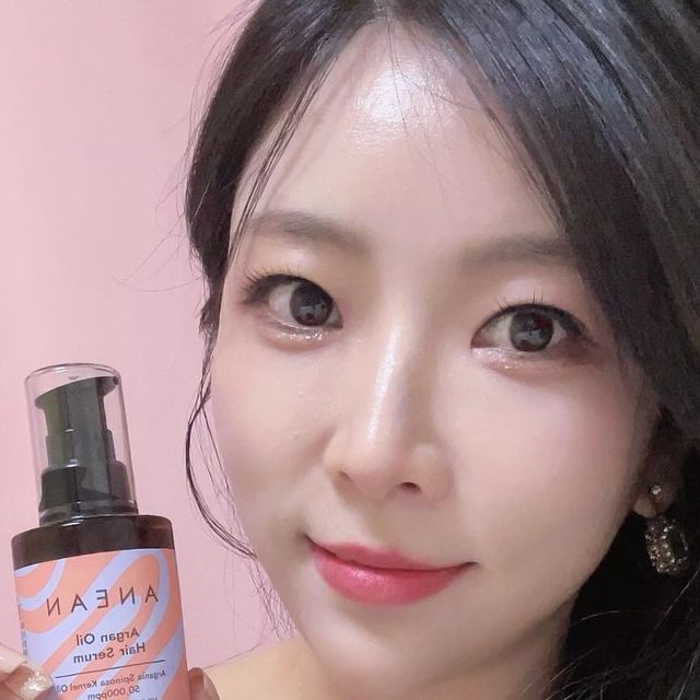 쇼호스트 박지희 on Instagram: "부스스해지기 쉬운 이 계절, 저는 곱슬끼가 있는 모발이다 보니 조금만 건조해져도 잔머리들이 춤을 춥니당.. 특히나 조명 빠방한 스튜디오에서는 더 티가 나기