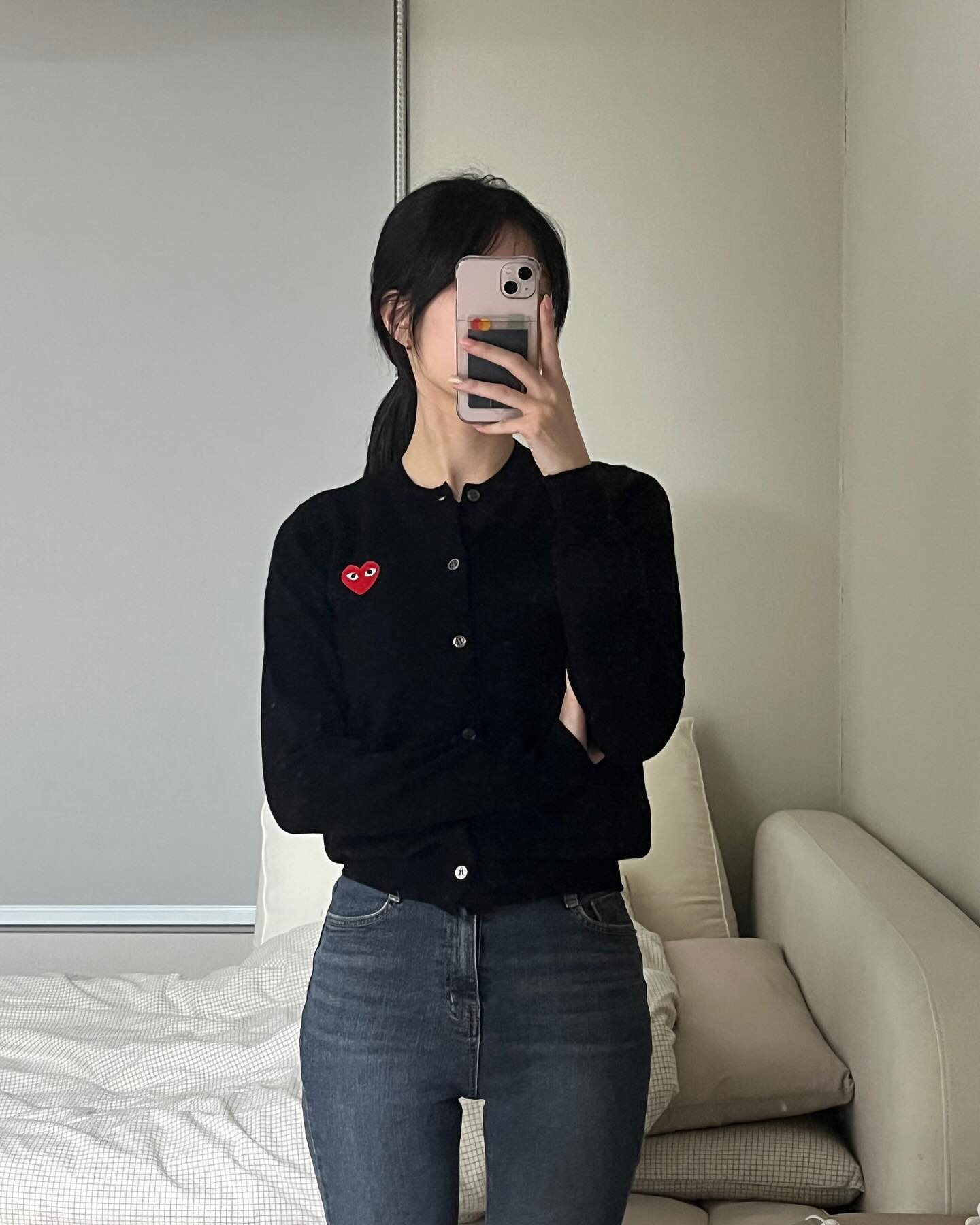 오늘은 몸아파서 재택이라 적금샷으로 대체합니다..!
깜장 가디건에 청바지 .. 내가 입었지만 너무 내취향이야 🥹🥹
꽃놀이 시즌 끝나면 금방 반팔 입어야 될 거 같은데
그전까지 열심히 입어둬야겠어요 🔥
마지막 사진은 최근 나의 잘한 소비.. 로지텍913 🫶🏻🫶🏻
⠀
🤍 top : commedesgarcons_seoul 
🤍 bottom : girls_recipe_ 
⠀