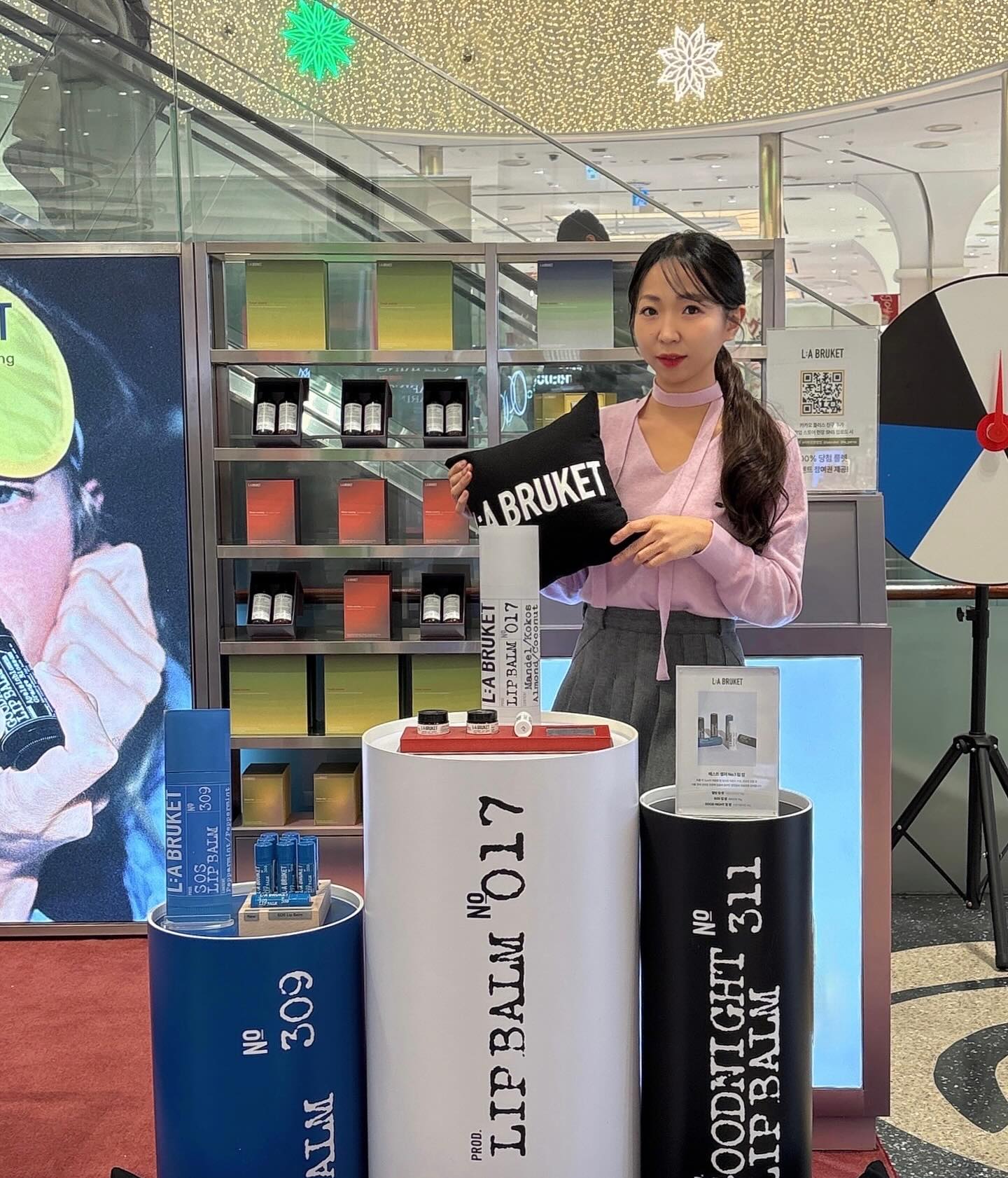 #광고 labruket la_perva
스웨덴 서부 해안에서 시작된 
내추럴 스웨디시 웰빙 브랜드 #라부르켓 L:A BRUKET 🐚

2분에 1개씩 판매되는 딱풀립밤으로 유명한 라부르켓이
기존 아몬드/코코넛 립밤을 비롯한 NEW 립밤 2종⭐️
런칭 기념하여 신세계백화점 센텀시티점에
팝업스토어를 오픈했어요! 

청량한 박하향이 나던 SOS립밤💙
오렌지 블라썸 향이 나던 Good Night립밤🖤
보습감이 좋아 건조한 계절에 남녀 누구든지 
데일리템으로 사용하기 딱이더라구요✔️

립밤 외에도 바디제품, 스크럽, 프래그런스 태그 등 
다양한 제품을 만날 수 있었는데 궁금했던 향들을 
시향 할 수 있어서 좋았어요😊

포장도 고급져 연말에 받으면 행복 한 가득일 것 같아요💟
라부르켓 팝업은 12월 16일부터 22일까지 
단 7일간 진행됩니다! 
이벤트와 팝업 단독 프로모션까지 하고 있으니 방문 해보셔요🤍

#라부르켓 #labruket #라부르켓립밤 #립밤추천 #굿나잇립밤 #sos립밤 #딱풀립밤 #라부르켓홀리데이 #라부르켓팝업 #신세계센텀시티 #부산팝업