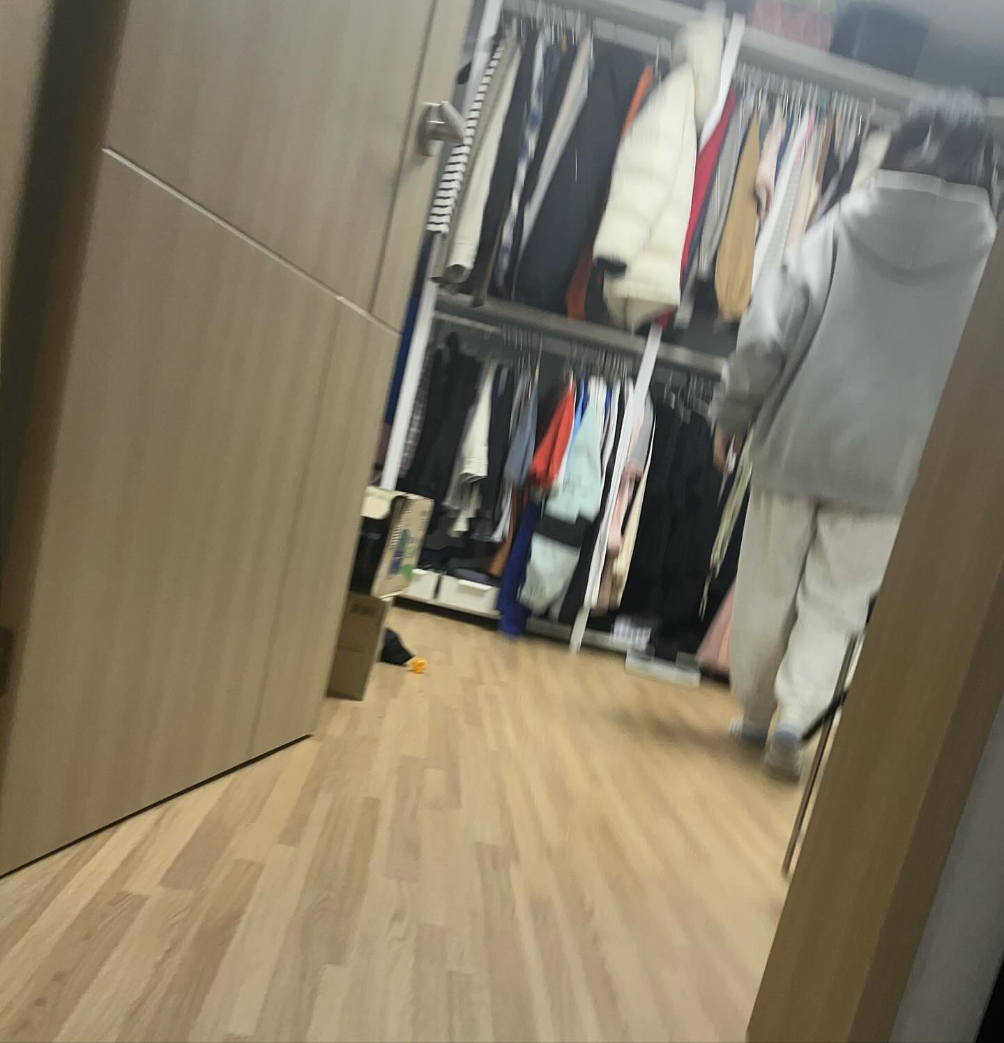 도현이의 시선 속 엄마 ✨

운동 다녀왔는데 현관문 앞까지 달려와서 
엄청엄청 반겨주는 우리애기 🤍
옷갈아입는데 뒤에서 찰칵찰칵 소리나더니 
엄마 폰으로 사진도 많이 찍어놨네 
옷 갈아입는모습은 안찍어줘서 고마워....🥲

인태기 극복은 어떻게 하나요....ㅎ 
피드 보기도 게시물 올리기도 댓글 달기도 다 귀찮아서
겨우겨우 하트만 누르고 다니는 나..😊
졔성해여,,,,,🥲🥲

#21주임산부