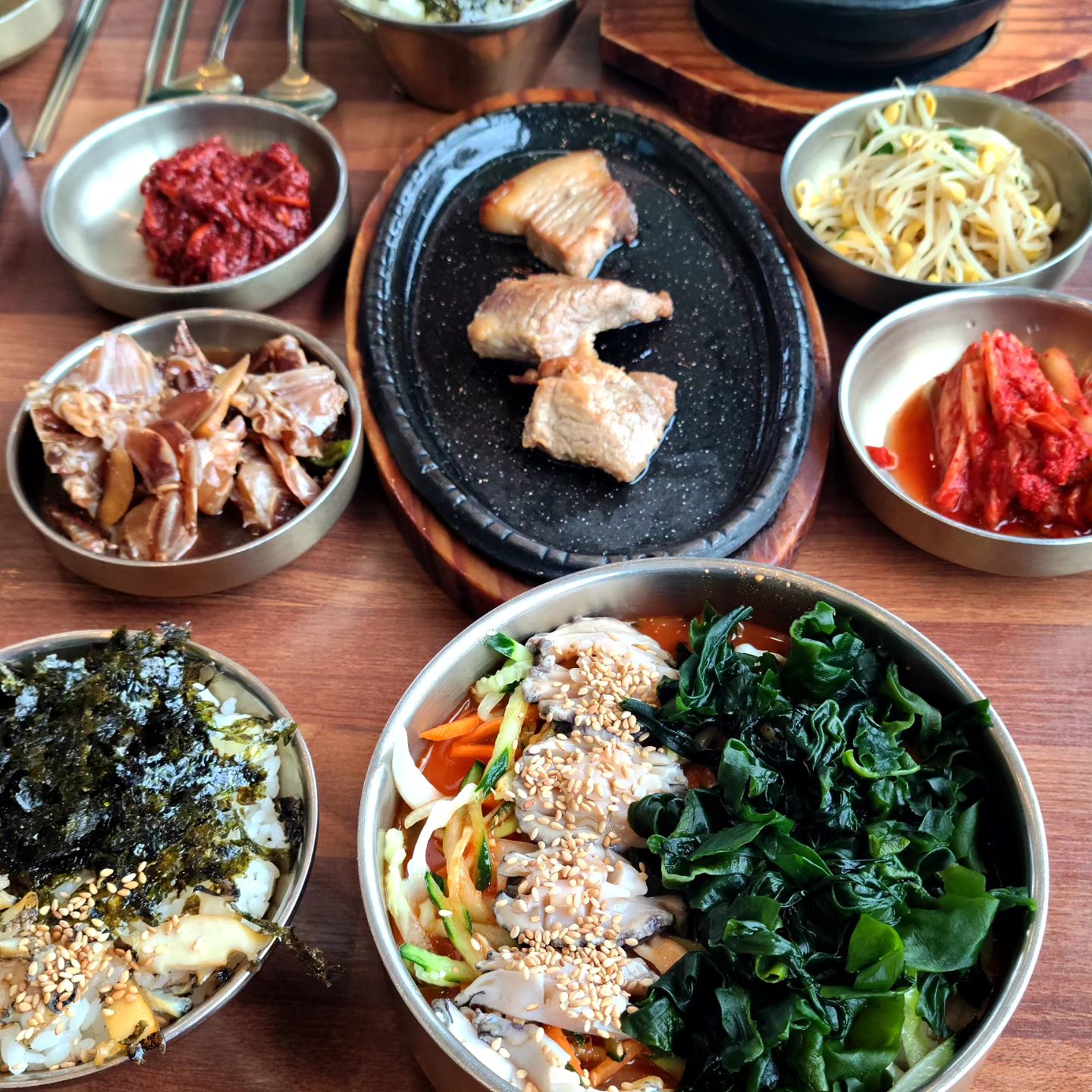 제주여행🤍
우도에서 전복파티👍🏻
 
📒혼례상 세트(대표 메뉴 2개 +전복구이 6미)가 있어서 전복뚝배기랑 전복 물회 주문했었습니다 대표 메뉴 4가지 중 전복죽 제외하고 전복밥이 같이 나와요
통유리로 되어있어 먹으면서 뷰 감상하는 것도 좋았어요

 🍴소섬전복🍴
📍제주 제주시 우도면 우도해안길 1158

⏰OPEN 09:00 - 20:00(라스트오더 18:30)
🚘주차가능
#내돈내산 #협찬 ❌ #광고 ❌