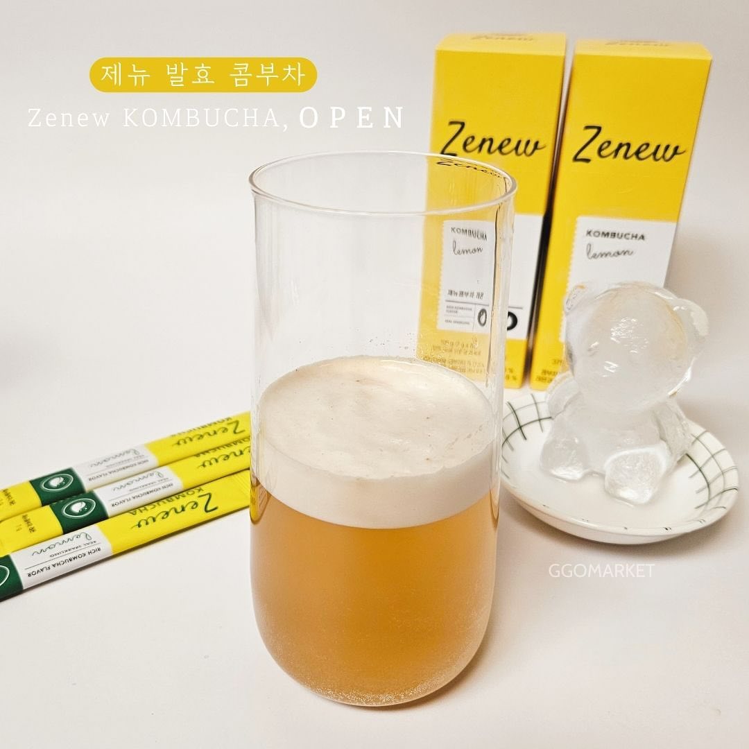 ​
🧡제뉴 발효 콤부차 open🧡
​
새해 다이어트가 성공하려면
연말약속이 많은 12월부터 관리 시작해야한대요!!
육아맘들도 새해 다이어트 성공하고 싶다구요‼️
맛있는 음식과 탄산음료 대신 진짜 콤부차와 함께하세요~
​
⭐️진짜 콤부차, 제뉴 콤부차를 소개해요⭐️
✅️자연발효로 발효취가 살아있어요.
✅️저칼로리에 당류ZERO지만 강력하고 건강한 탄산이 있어요.
✅️프리미엄 콤부차 분말을 국내 최대량으로 사용했어요.​
✅️입에 남는 단맛 없이 깔끔하고 은은한 홍차향에 맛있어요.
​
‼️제뉴 콤부차 언제 먹나요?
▶️식사 1시간 전엔, 따뜻한 물에 콤부차 1포 = 식사량 조절이 가능해요.
▶️육아하며 지치고 힘들 땐, 시원한 얼음물에 콤부차 1포 = 맥주 대신 🆗️
 
🎁구매인증이벤트🎁
구매인증 3명 제뉴콤부차 본품 1박스 추가증정
(구매인증은 본 성함+연락처와 함께 DM주세요~)
​
🗓공구기간 : 12/7~12/11 5일간
🚚 배송기간 : 평일 기준 오후1시이전 주문시 당일 발송
​
🧡홈페이지에는 없는 상품으로 구매문의는 DM 또는 댓글로 남겨주세요🧡 
​
#콤부차 #발효콤부차 #자연발효 #진짜콤부차 #프리미엄콤부차
#탄산음료대용 #레몬홍차 #연말파티 #연말모임 #파티음료
#육아맘다이어트 #다이어트 #착한성분 #저칼로리 #당류제로
#콤부차추천 #콤부티추천 #디톡스음료 #육아맘 #몸매관리
​